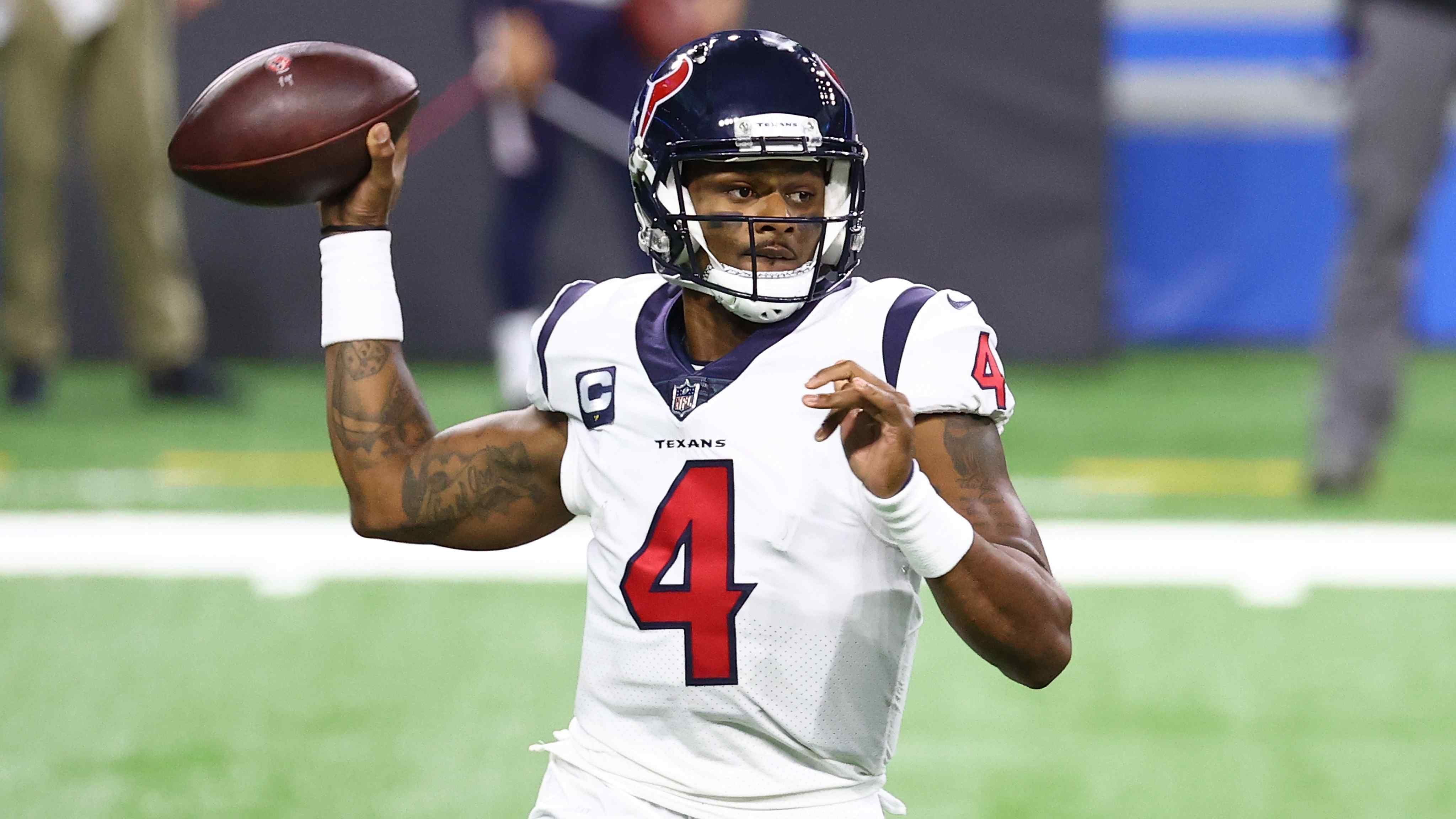 
                <strong>Quarterback: Deshaun Watson als "Last Man Standing"</strong><br>
                Trotz der Rückschläge spielt Quarterback Deshaun Watson schon die gesamte Saison auf einem überragenden Niveau und sticht als Lichtblick in der wackeligen Texans-Offense heraus. Mit 3201 Passing Yards befindet er sich hier auf dem vierten Platz unter den NFL-Quarterbacks. Mit 24 geworfenen Touchdowns schrammt er auf dem sechsten Platz nur knapp an der Top 5 vorbei. Besonders beeindruckend in dieser Saison ist, wie akkurat Watson die Bälle trotz der hohen Yard-Anzahl verteilt. Mit einem durchschnittlichen Quarterback-Rating von 112.5 steht er unter den Quarterbacks auf dem dritten Platz hinter Aaron Rodgers und Patrick Mahomes. Mit lediglich fünf Interceptions und einem Fumble sorgt er in dieser Saison kaum für Turnover in seinem Spiel. Die Offense der Houston Texans hat zwar viele Baustellen, doch ein Deshaun Watson in dieser Form macht das Spiel gegen die Indianapolis Colts zumindest zu einer spannenden Angelegenheit. 
              