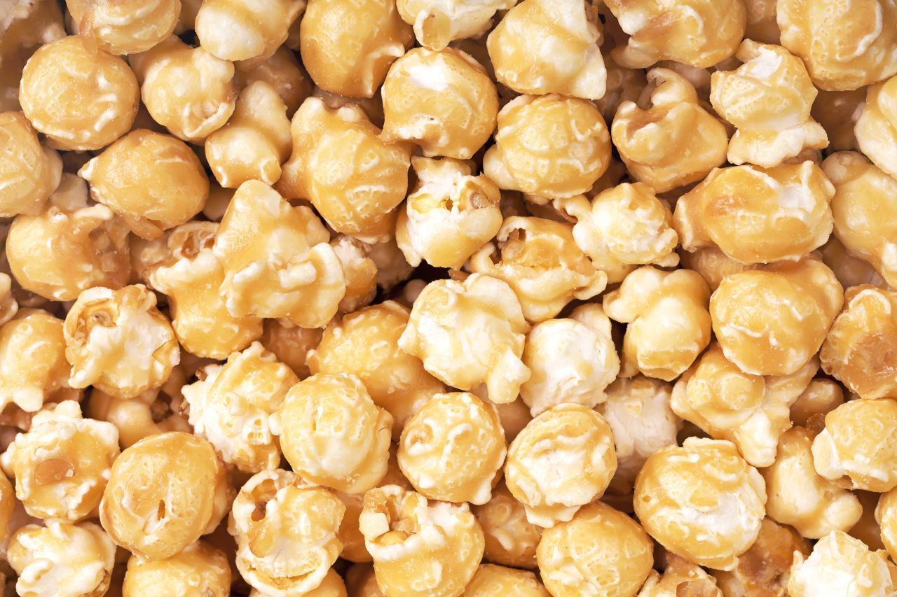 Salz-Karamell-Popcorn | Zutaten: Popcorn-Mais, Pflanzenöl, Salz, 2 EL Honig, 150 g brauner Zucker, 2 EL Butter | Zubereitung: Honig, Zucker und Butter in einem Topf erhitzen und alles zu einer Karamellmasse schmelzen lassen. Wenn die Masse leicht zu schäumen beginnt und die typische Karamell-Farbe annimmt, den Topf vom Herd nehmen und kurz abkühlen lassen. Dann das Karamell auf das gesalzene Popcorn geben und mit einem Löffel