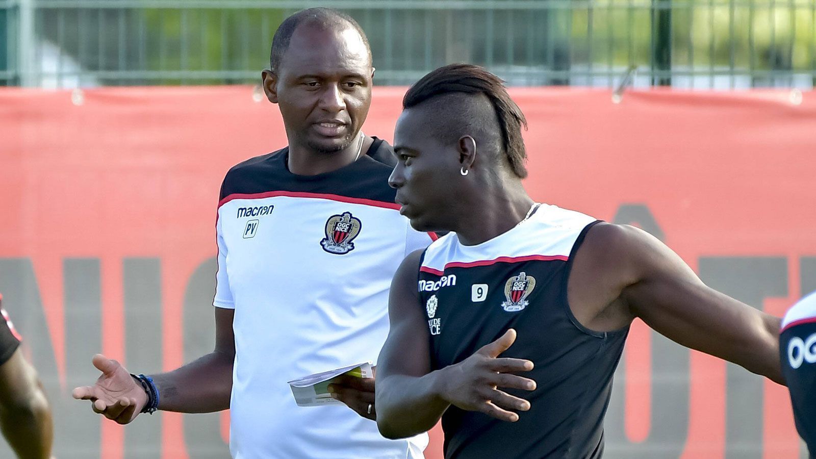 
                <strong>Patrick Vieira (Trainer)</strong><br>
                Als Coach war der 42-Jährige seit 2016 für den FC New York City unterwegs. Seit diesem Sommer ist er jedoch der Nachfolger von Lucien Favre beim OGC Nizza und hat nun unter anderem Mario Balotelli unter seinen Fittichen.
              