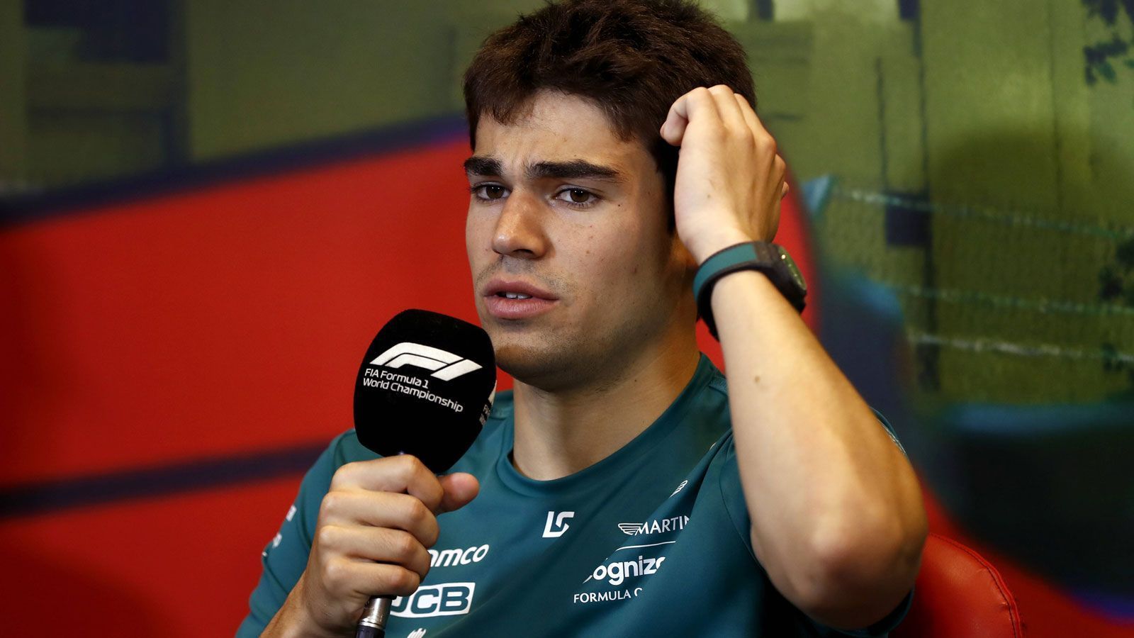 
                <strong>Verlierer: Lance Stroll (Aston Martin)</strong><br>
                Für seinen mächtigen Vater und Rennstallbesitzer Lawrence Stroll ist Lance Stroll ein kommender Weltmeister. So ziemlich jeder andere Formel-1-Beobachter sieht in Sebastian Vettels Teamkollegen bei Aston Martin eher einen dank Papas Milliarden in der Königsklasse gelandeten Piloten, der noch viel lernen muss und deutlich talentierteren Racern einen Platz wegnimmt. In Baku bekommen seine zahlreichen Kritiker mal wieder neue Nahrung serviert. Im Qualifying beschädigt er sich zunächst seinen Frontflügel, was aber für Stroll kein Grund ist, die Box anzusteuern. Wenig später landet sein Bolide dann erneut in der Mauer, diesmal quittiert die rechte Vorderradaufhängung ihren Dienst. Nicht nur das Qualifying, auch das Rennen endet vorzeitig, wegen technischer Probleme muss der Kanadier aufgeben. Stroll scheint am Aston Martin zu verzweifeln, Aston Martin aber auch mehr und mehr an Stroll.
              