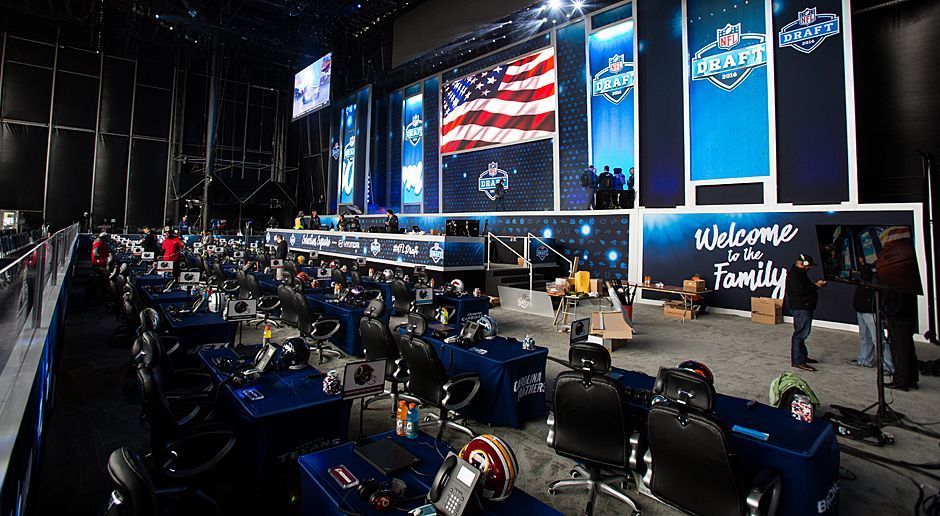 
                <strong>With the first Pick...</strong><br>
                Am 27. April ist es wieder soweit! Der NFL Draft im Stadion der Dallas Cowboys (am Freitag ab 1:50 Uhr live auf ProSiebenMAXX und ran.de) lässt die Träume vieler College-Spieler wahr werden und beschert den NFL Teams neue Hoffnungsträger. Damit ihr bei euren Freunden vor dem TV glänzen könnt, bereiten wir euch mit waschechtem Angeberwissen zum Draft Day vor.
              