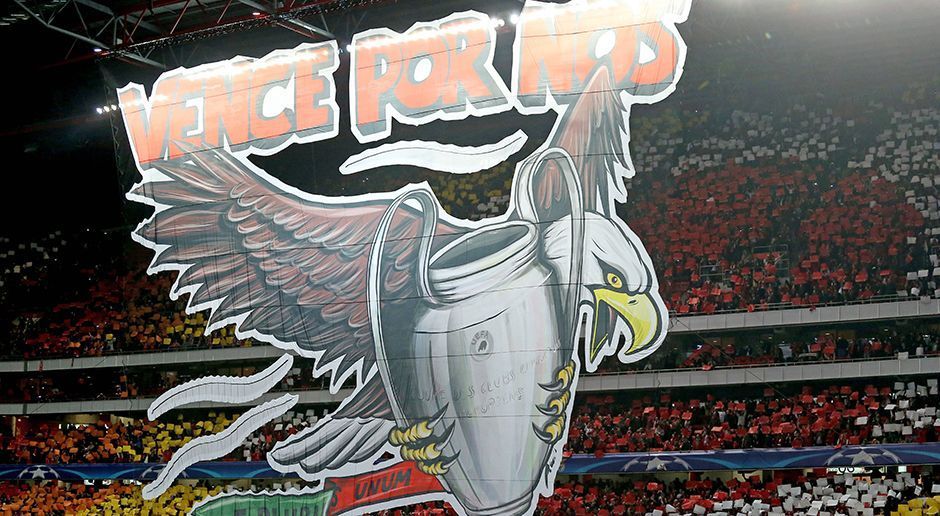 
                <strong>Fans von Benfica Lissabon lassen Adler Vitoria fliegen</strong><br>
                Vor dem Achtelfinal-Hinspiel in der Champions League gegen Borussia Dortmund lassen die Fans von Benfica Lissabon den Henkelpott fliegen. Die gigantische Choreografie zeigt das Vereins-Maskottchen Adler Vitoria, das - den Pokal in den Krallen - durch die Lüfte schwebt. Das Motto dazu: "Siegt für uns."
              