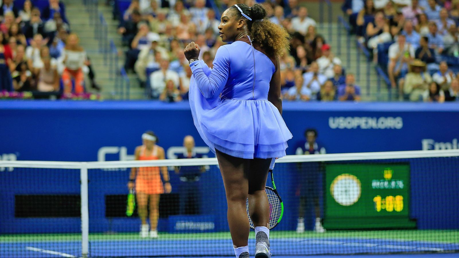 
                <strong>Serena Williams - US Open 2018</strong><br>
                Bei den US Open 2018 war Williams im violetten Kleid inklusive Tüll-Röckchen der Hingucker. Besonders auffällig: Nur auf der linken Seite hatte das Kleid einen langen Ärmel, rechts nicht. Dort war stattdessen der Träger farblich so gestaltet, dass der Eindruck entstand, die Amerikanerin spiele im One-Shoulder-Dress.
              