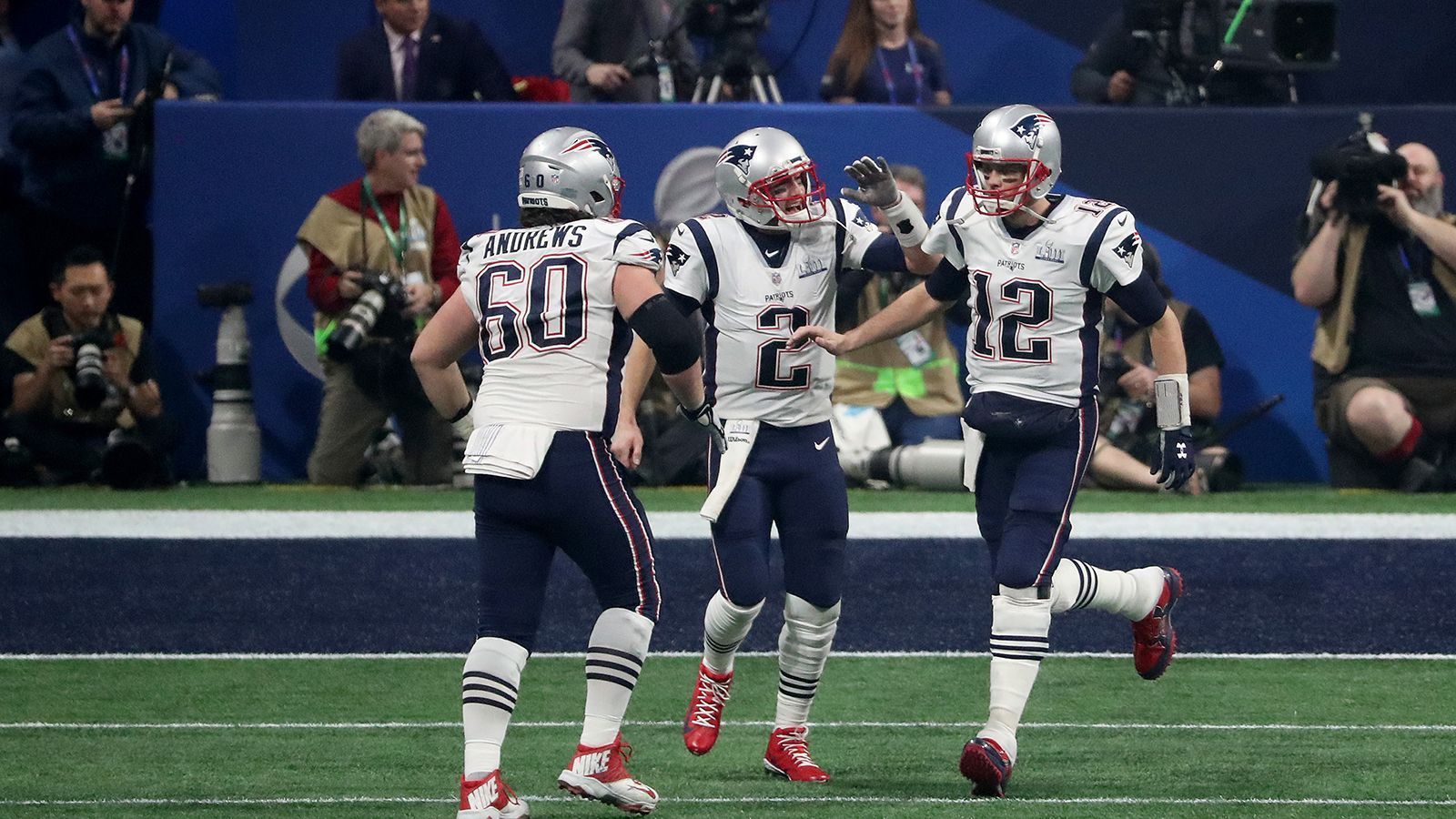 
                <strong>Brian Hoyer</strong><br>
                Über den Status eines Game Managers wird er in seiner Karriere nicht mehr kommen. Mit ihm als Starter würde New England, wie in der vergangenen Saison, auf ihre starke Defensive setzen. Die verzeichnete zwar einige Abgänge, doch das Defensiv-Mastermind Belichick erhält mit den Rookies Kyle Dugger oder Josh Uche neue Puzzleteile. Sollte er nicht starten, dürfte er die Backup-Rolle inne haben und dank seiner Erfahrung ein guter Mentor für den Youngster sein. 
              