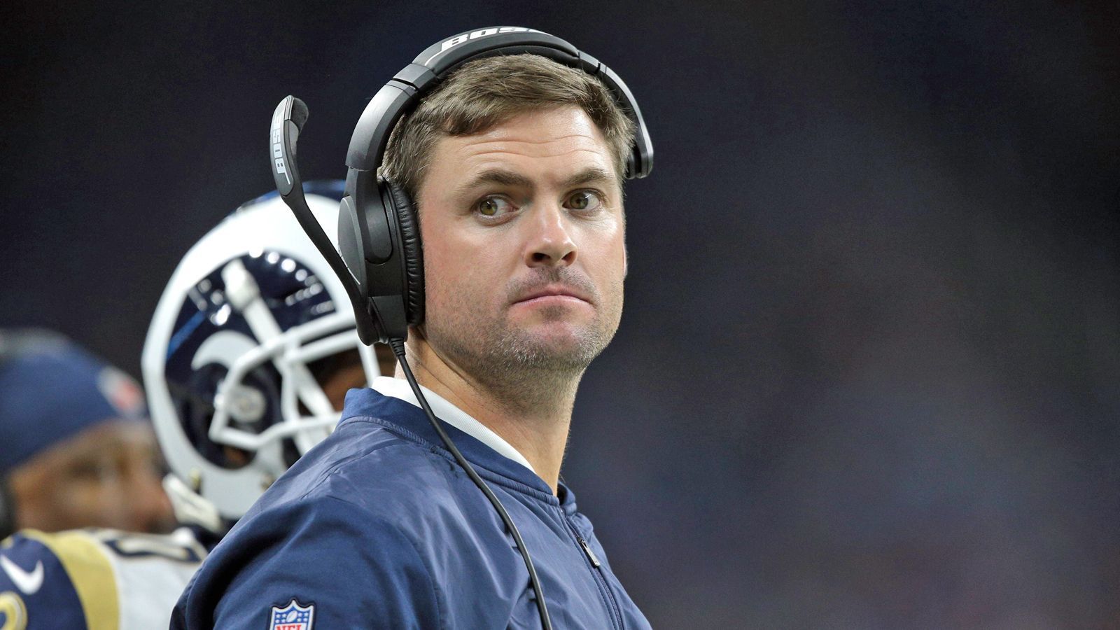 
                <strong>Zac Taylor (Quarterback-Coach Los Angeles Rams)</strong><br>
                Einer aus der jungen Trainer-Garde der NFL. Der 35-Jährige arbeitet aktuell als Quarterback-Coach bei den LA Rams und wird laut CBS Sport Insider Jason La Canfora von einigen Teams beobachtet. Auch Rams-Coach Sean McVay soll große Stücke auf Taylor halten. Da der Trend in der Liga zu jungen, offensiv denkenden Coaches geht, würde er perfekt in das Schema passen. Nichtsdestotrotz wäre Taylor eine riskante Wahl.
              