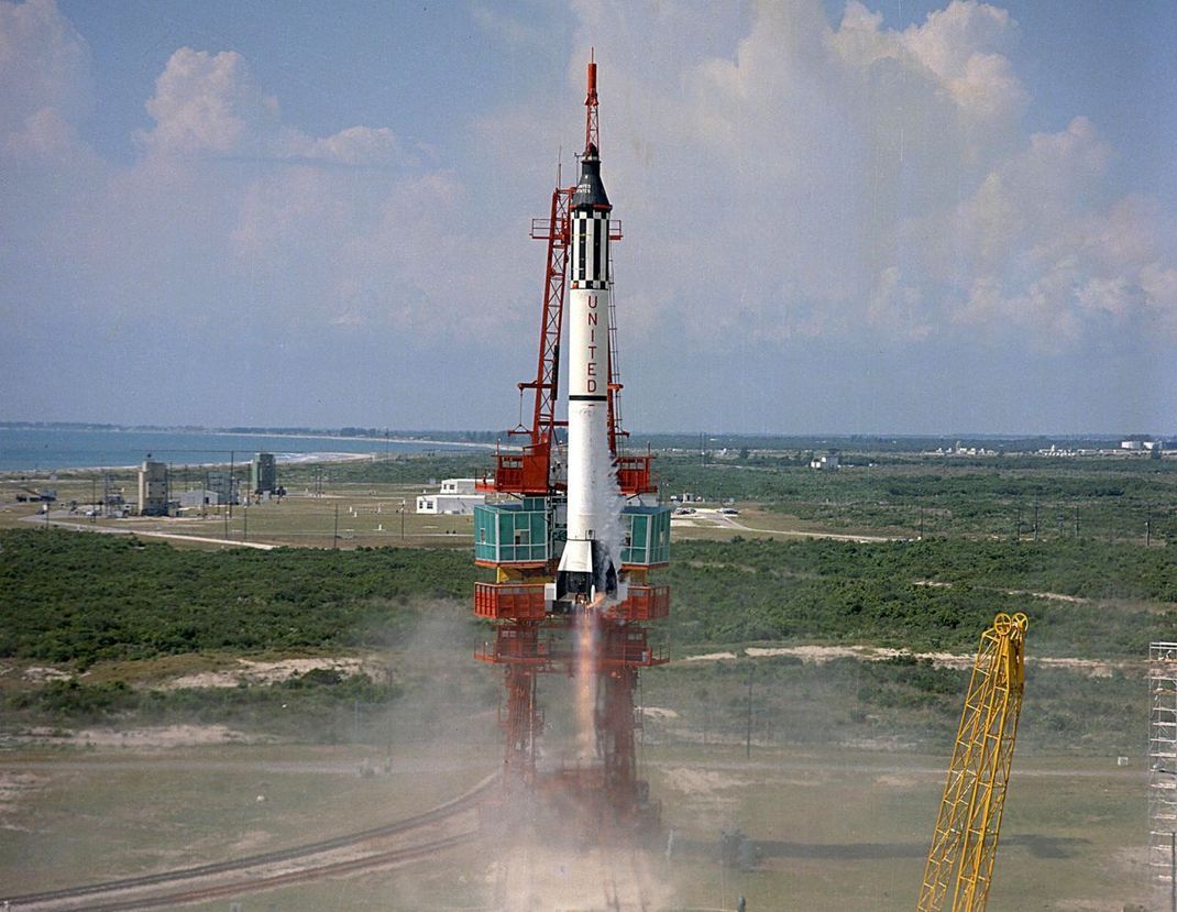 Die Ironie der Geschichte: Die V2 wurde von den Amerikanern weiterentwickelt und als Atomrakete in Deutschland stationiert, glücklicherweise aber nie abgefeuert. Schließlich nahm die Rakete doch noch ein friedfertiges Ende. In der Version "Redstone Mercury" beförderte sie den ersten US-Astronauten Alan Shepard ins All.