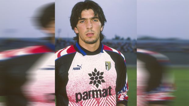 
                <strong>Gianluigi Buffon 1996</strong><br>
                Gianluigi Buffon - 1996. Im Alter von 18 Jahren spielt Buffon beim AC Parma. Damals lässt sich der junge Italiener einen kleinen Ziegenbart stehen. 
              