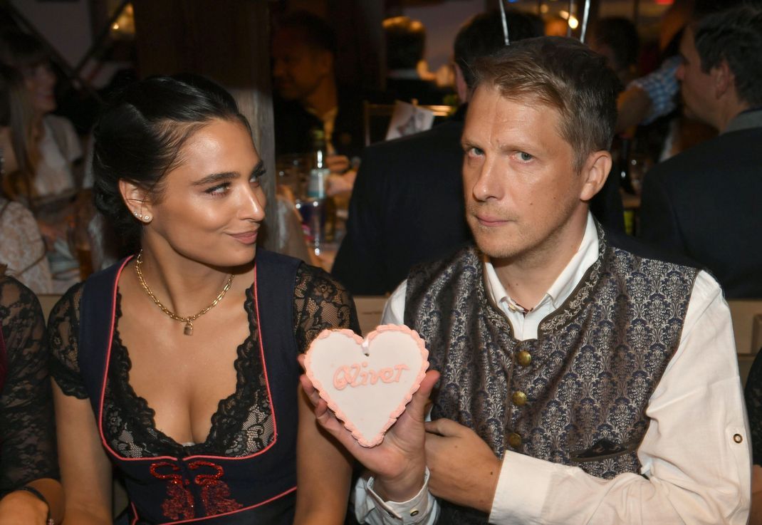 Oliver Bucher y su esposa, Amira, celebran en su arreo de ganado" En una carpa infiel en el Oktoberfest