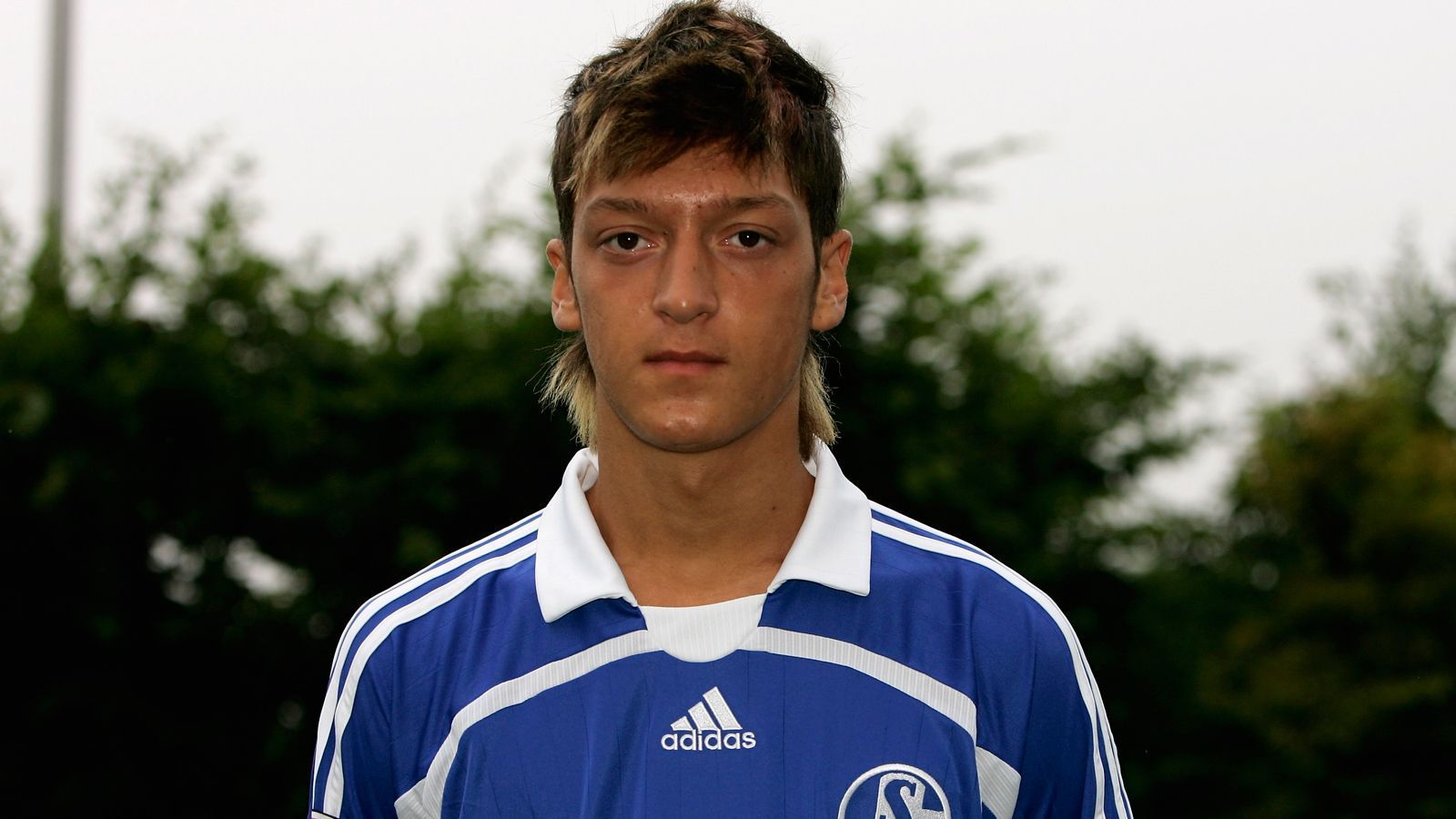 
                <strong>Mesut Özil</strong><br>
                Ein Klassiker: Mesut Özil war mit 18 Jahren beim FC Schalke 04 ein würdiger Botschafter des Ruhrgebiets.
              