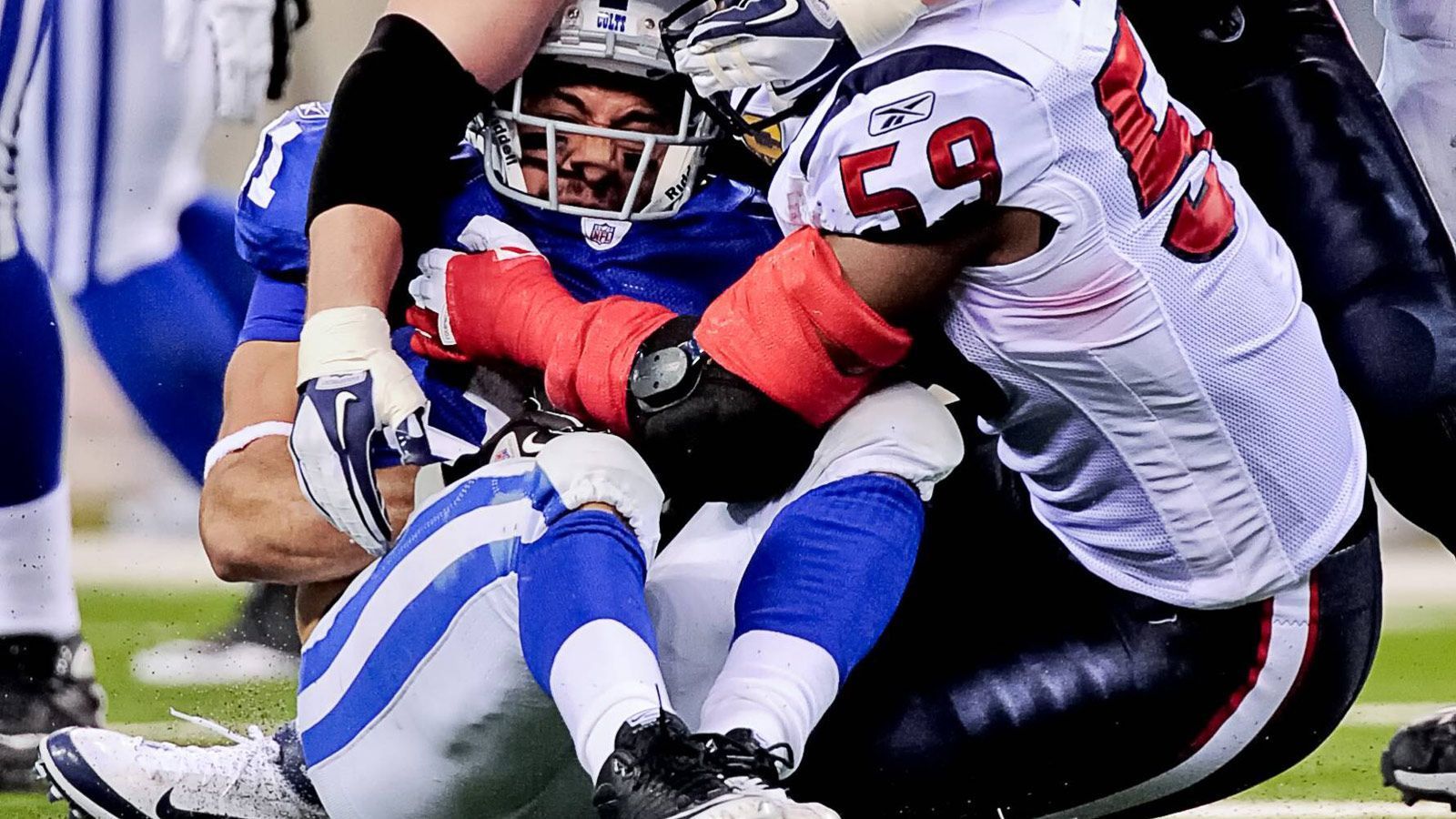 
                <strong>Indianapolis Colts 2011: Absturz mit 8 Niederlagen mehr</strong><br>
                2010 gab es Platz eins in der AFC South und die neunte Playoff-Teilnahme in Folge. 2010 gab es ein Desaster, die Colts stolperten von einem 10-6 in eine katastrophale 2-14-Saison, die schlechteste seit 1991. Star-Quarterback Peyton Manning verpasste wegen einer OP an der Halswirbelsäule die gesamte Saison und die Colts die Chance, als erstes Team den Super Bowl im heimischen Stadion zu spielen.
              