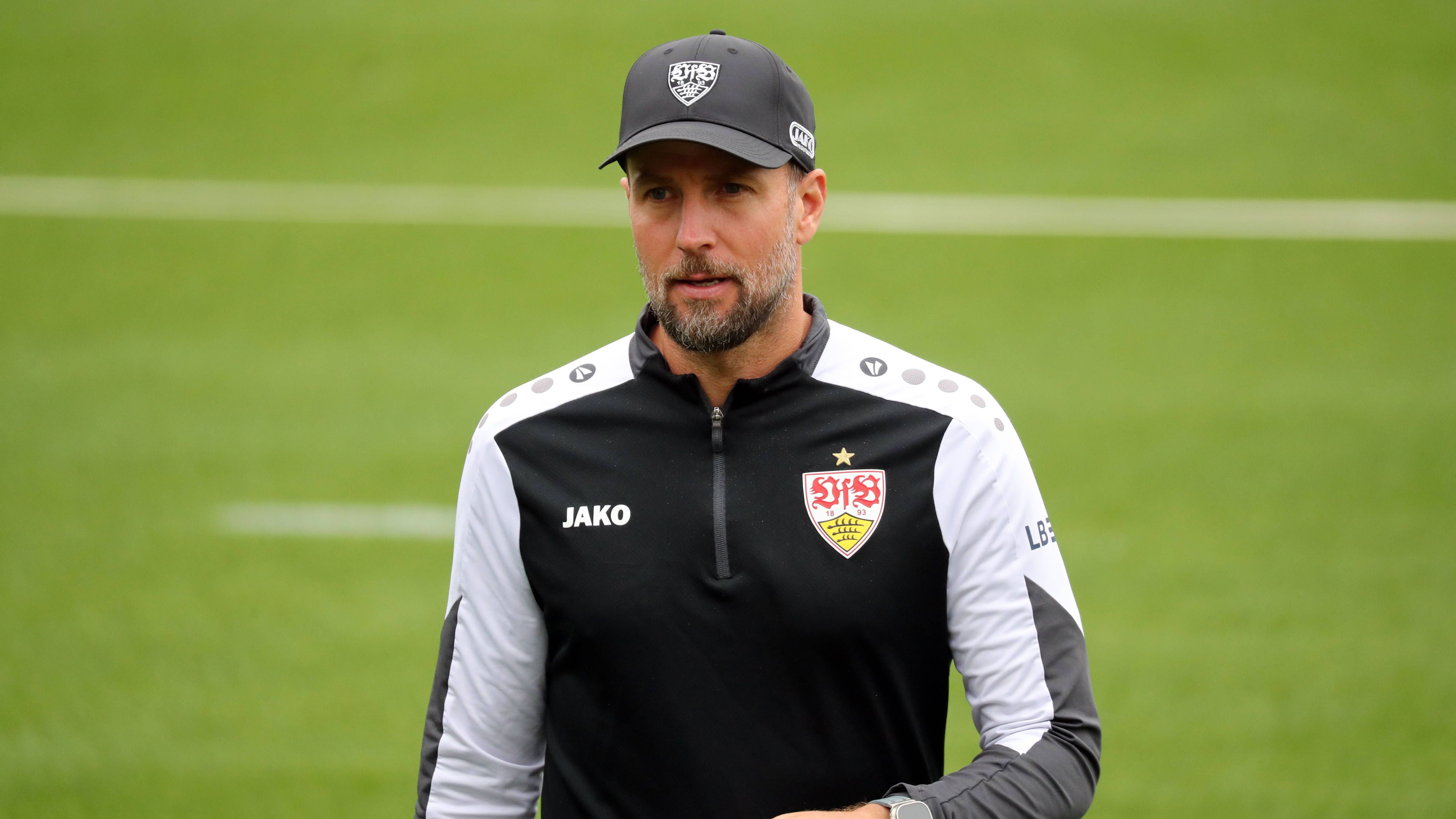 <em><strong>Sebastian Hoeneß (VfB Stuttgart)</strong><br>Das Transferfenster ist für Spieler in den meisten Ländern geschlossen – für Trainer gelten keine Fristen, die Wechsel verhindern. Laut türkischen Medien zeigt Fenerbahce Istanbul Interesse an VfB-Coach Sebastian Hoeneß, als Ersatz für den kürzlich entlassenen Jose Mourinho. Brisant: Am dritten Spieltag der Europa League am 23. Oktober treffen die Schwaben auf den Klub vom Bosporus.</em>