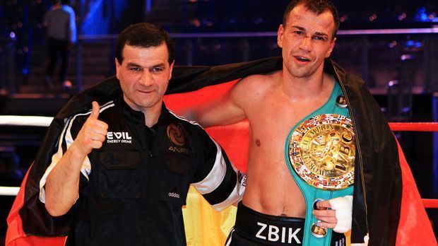 
                <strong>Sebastian Zbik</strong><br>
                Mittelgewicht: Sebastian Zbik wurde 2009 Interims-WBC-Weltmeister im Mittelgewicht. Nachdem er den Titel dreimal verteidigt hatte, ernannte ihn der Verband kampflos zum regulären Champion. Denn dem eigentlichen Weltmeister, Sergio Martinez, schien ein Kampf gegen Zbik zu wenig lukrativ. Der Deutsche verlor den Gürtel jedoch bei seiner ersten Titelverteidigung gegen Julio Cesar Chavez jr. gleich wieder.
              