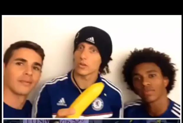 
                <strong>David Luiz</strong><br>
                Chelsea-Spieler David Luiz lässt sich sogar direkt zu einem Video hinreißen – die Kollegen aus London sind mit am Start.
              