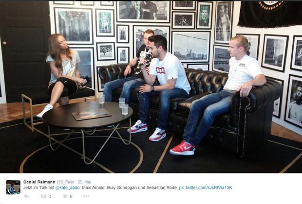 
                <strong>Abdo mit den Bundesliga-Youngsters</strong><br>
                Das hindert den Manchester-United-Fan nicht daran, weiterhin die Bundesliga zu verfolgen: Vergangenen Mai sprach sie mit den Bundesliga-Youngsters Maximilian Arnold, Ilkay Gündogan und Sebastian Rode. 
              
