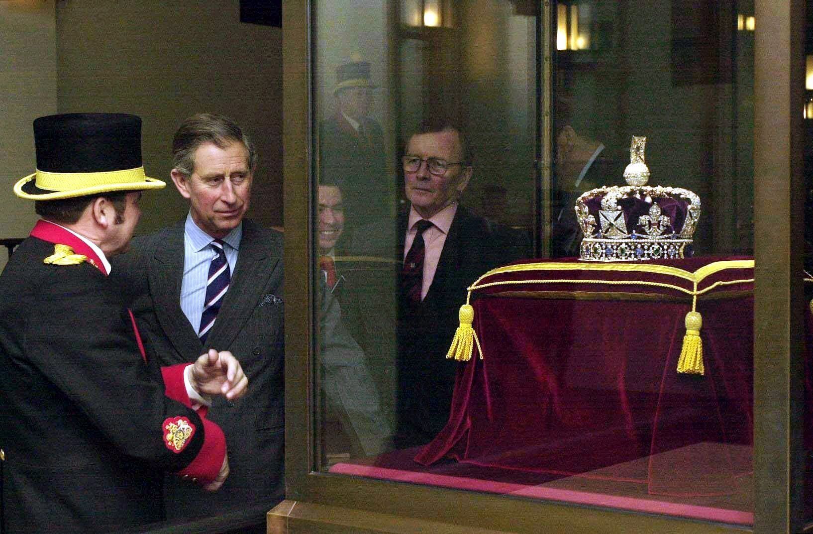 Der jetzige König Charles III. betrachtet die Staatskrone aus dem Schatz der Kronjuwelen bei seinem Besuch im Tower of London 2003.