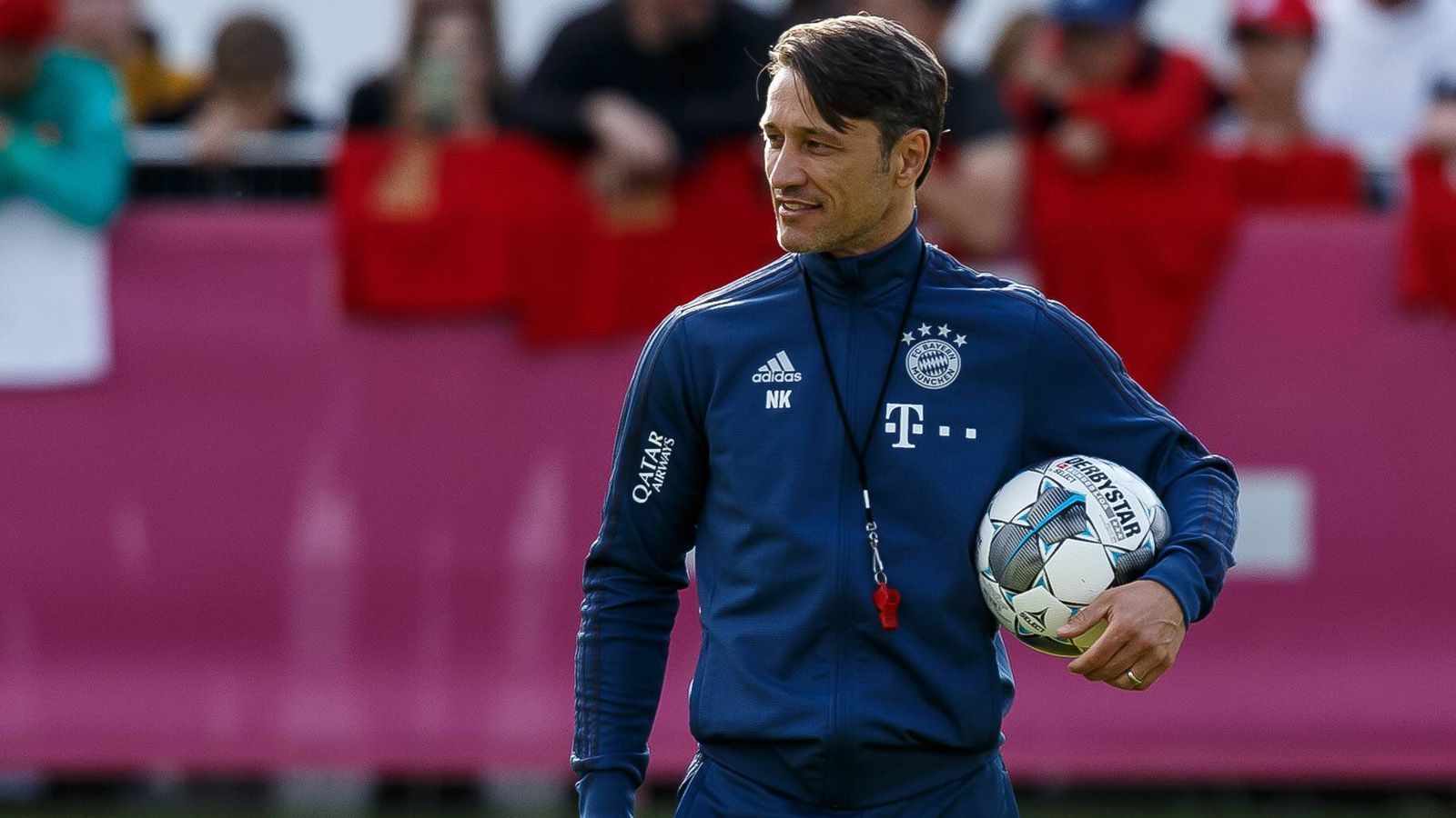 
                <strong>FC Bayern München </strong><br>
                Niko Kovac hat zur neuen Saison einige Änderungen in der Kabine des Double-Siegers eingeführt. Laut "Bild" wurden zwar die Ankunftszeiten vor den Trainingseinheiten verschärft, dafür hat Kovac jedoch die Handy-Regeln für seine Stars gelockert. Demnach gibt es kein Smartphone-Verbot mehr außerhalb der Kabine, was bedeutet, dass die Bayern-Stars ihr Handy auch im Physio-, Kraft- oder Ruheraum nutzen dürfen. ran.de zeigt, welche Regeln die Bundesliga-Klubs beim Thema Handy haben, wer es eher locker nimmt und wo das Telefon sogar komplett tabu ist. (Quelle: BILD)
              