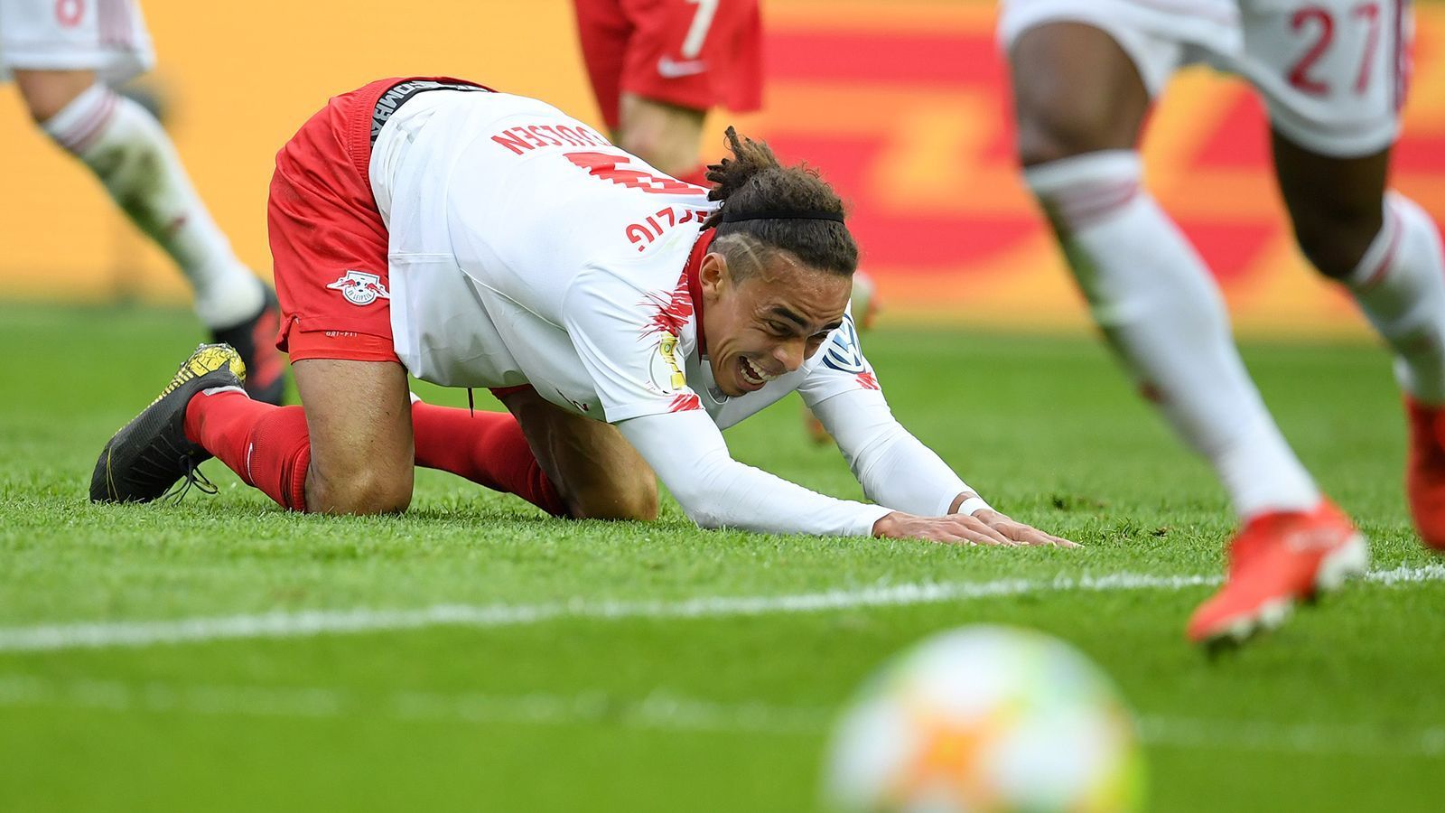 
                <strong>Yussuf Poulsen (RB Leipzig)</strong><br>
                Nach elf Minuten scheitert der Däne per Kopfball nach Ecke von Halstenberg an Neuer, der die Kugel Weltklasse an die Latte lenkt. Ansonsten präsentiert er sich gewohnt einsatzfreudig, aber ohne den ganz großen Effekt. ran-Note: 3
              