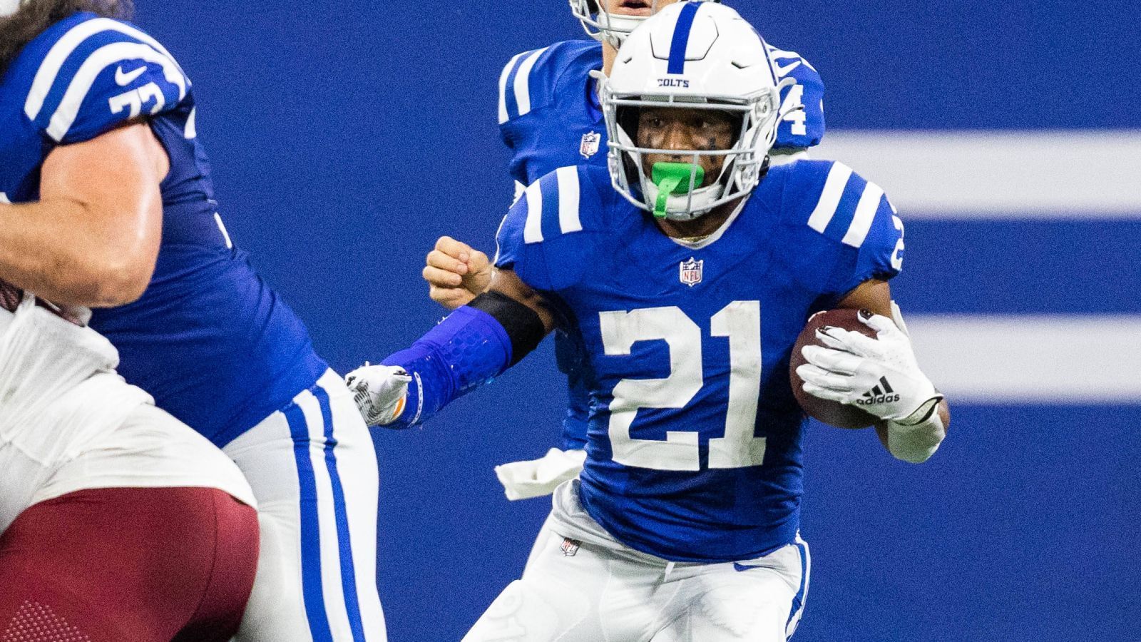 
                <strong>Gewinner: Nyheim Hines (Buffalo Bills)</strong><br>
                Ähnlich wie Hockenson geht es Nyheim Hines. Zwar verbessert sich Hines "nur" um drei Siege, aber er wechselt von der drittschlechtesten Offense, den Indianapolis Colts, zur zweitbesten, nämlich den Buffalo Bills. Das entspricht dem Anforderungsprofil von Hines ohnehin besser. Der Running Back ist nämlich ein kleiner und wendiger Receiving Back, der auch als Punt Returner auflaufen kann. Da die Bills ohnehin in der Regel eher aufs Laufspiel verzichten, beziehungsweise Josh Allen alles machen lassen, dürfte Hines in Buffalo statistisch besser aussehen als zuletzt in Indianapolis.
              