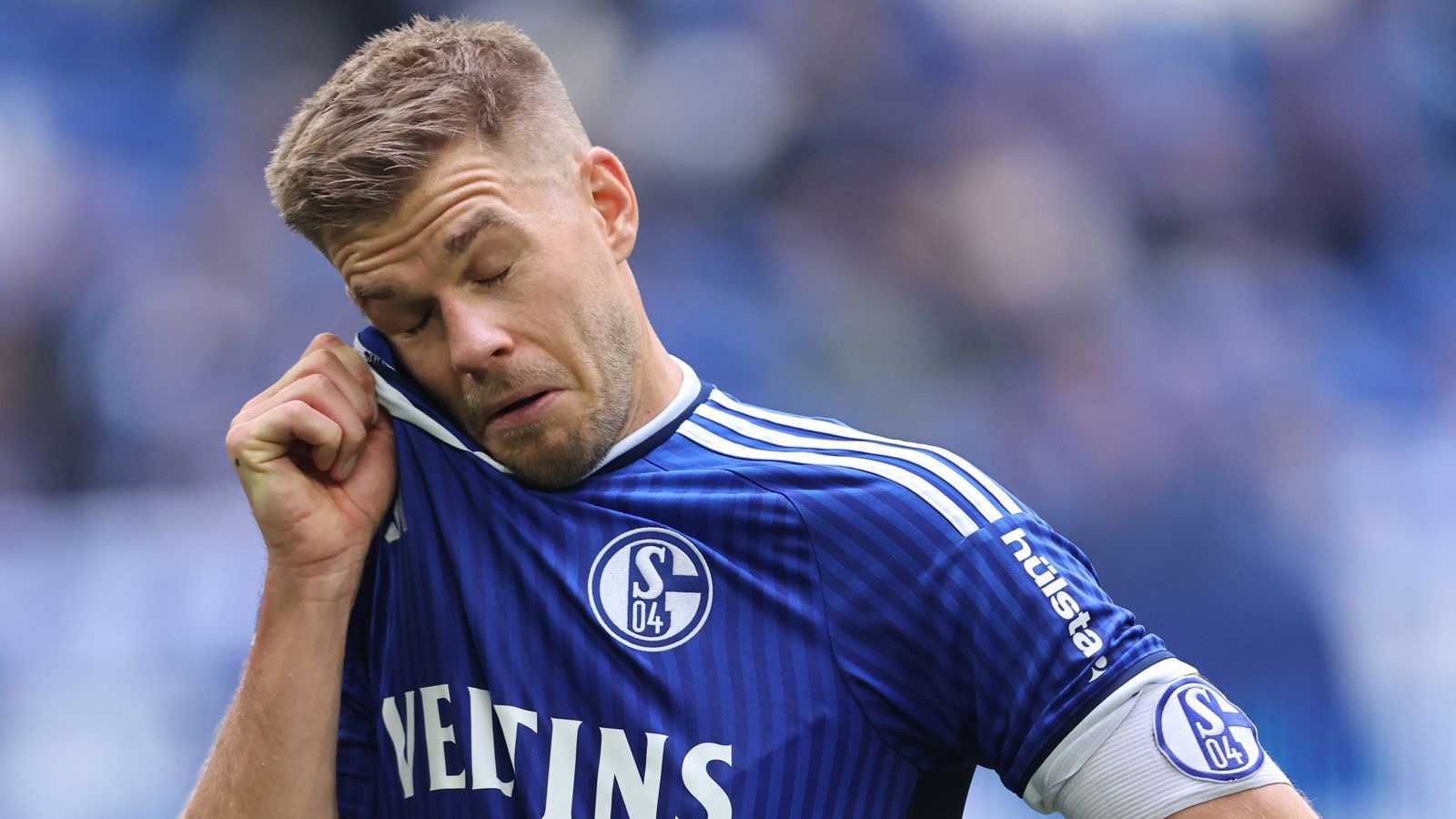 <strong>FC Schalke 04 - 2023/2024</strong><br>Schalke peilt wieder den Aufstieg an. Viele Spieler kommen und gehen. Reis lässt taktisch neu spielen, doch versagt. Ein Riss zwischen Team und Trainer erfolgt. Traditionell wirkt der S04 führungslos. Karel Geraerts übernimmt und soll den Verein vor dem drohenden Abstieg in die 3. Liga retten. Es wäre ein Absturz seinesgleichen, den es in ganz Europa lange nicht gab.