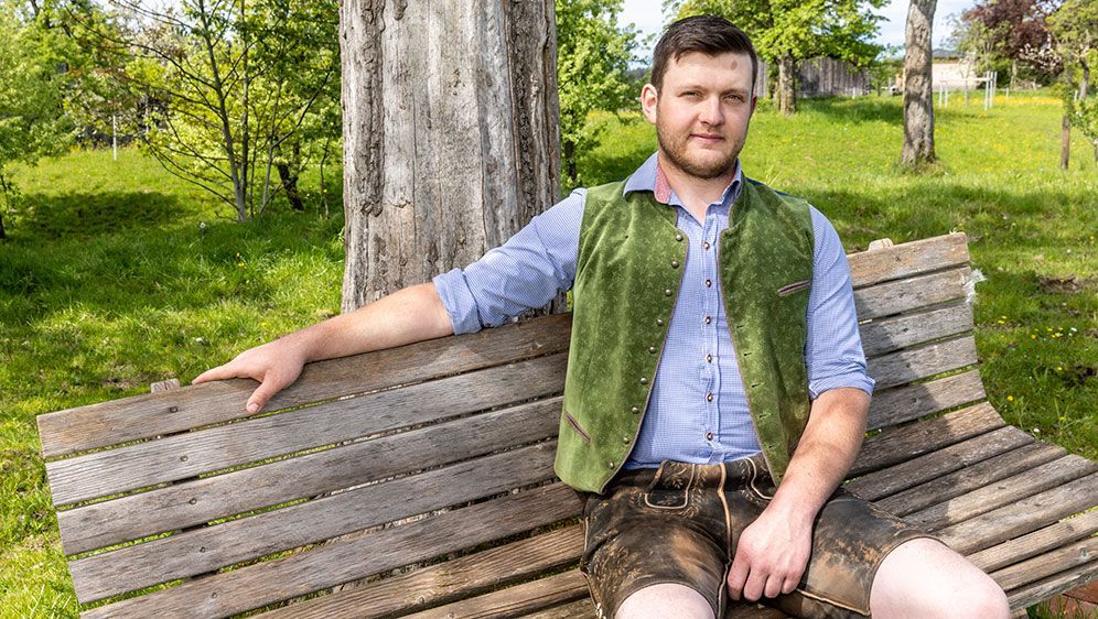 In seiner Freizeit ist Hannes viel mit dem Hund unterwegs, geht wandern oder reiten.