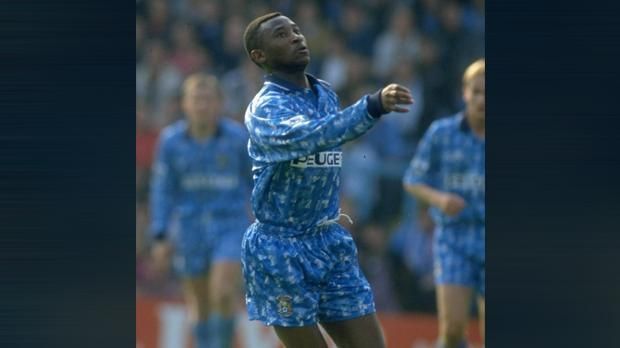 
                <strong>Peter Ndlovu</strong><br>
                Peter Ndlovu spielte von 1991 bis 1997 für Coventry City. Auch der Stürmer aus Simbabwe musste in der Saison 1992/93 in dieses Trikot schlüpfen. 
              