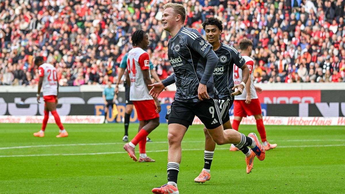 Jubel nach dem Tor zum 1:2 durch Jonathan Burkardt (Eintracht Frankfurt, 09) mit Nathaniel Brown (Eintracht Frankfurt, 21) GER, SC Freiburg - Eintracht Frankfurt, Fussball, Bundesliga, 7. Spieltag,...