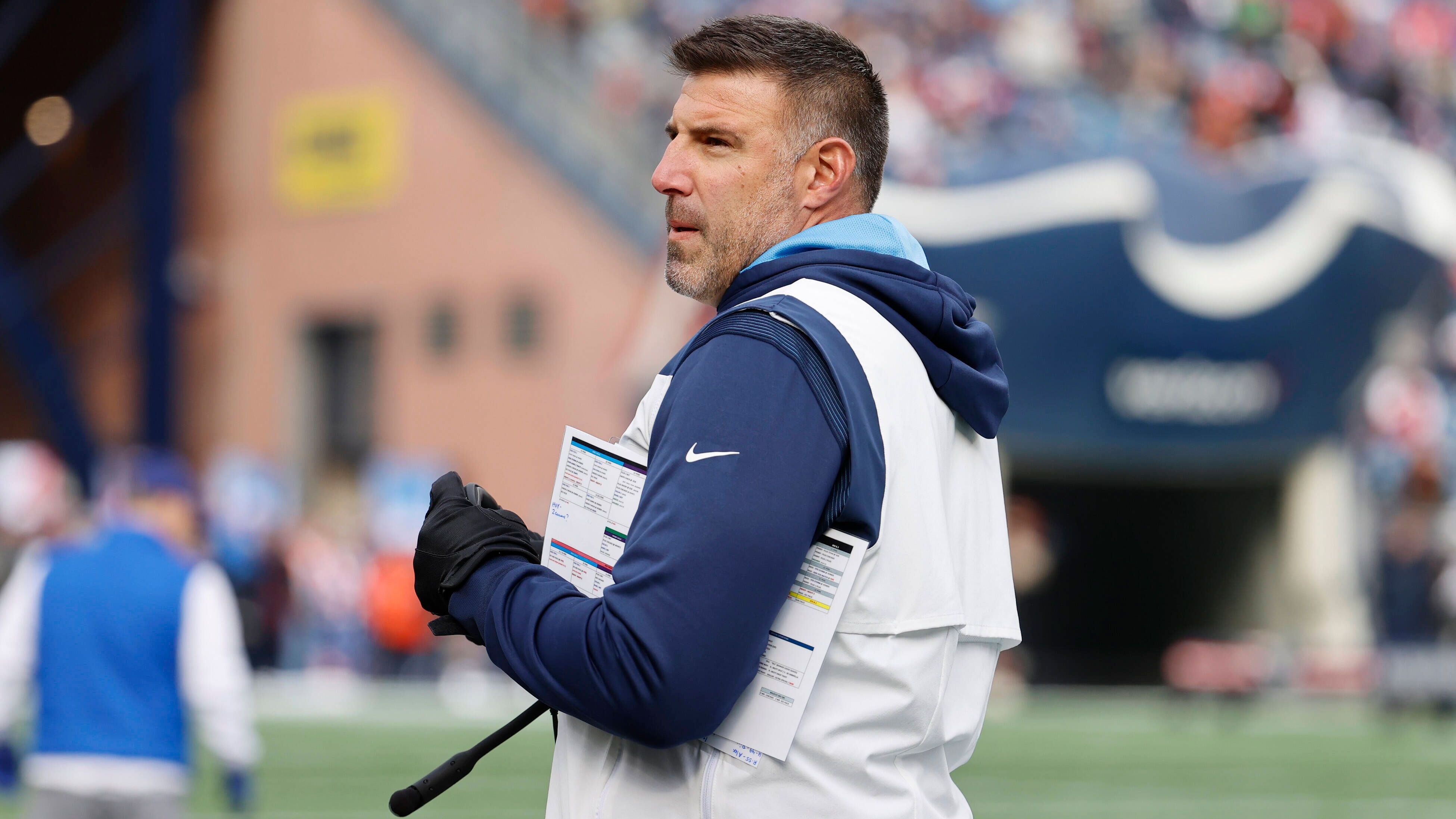 <strong>New England Patriots</strong><br>• Head Coach: Mike Vrabel (im Bild)<br>• Offensive Coordinator: - (Alex Van Pelt nach Week 18 entlassen)<br>• Defensive Coordinator: DeMarcus Covington<br>• Special Teams Coordinator: Jeremy Springer<br>• General Manager: Eliot Wolf (de facto)