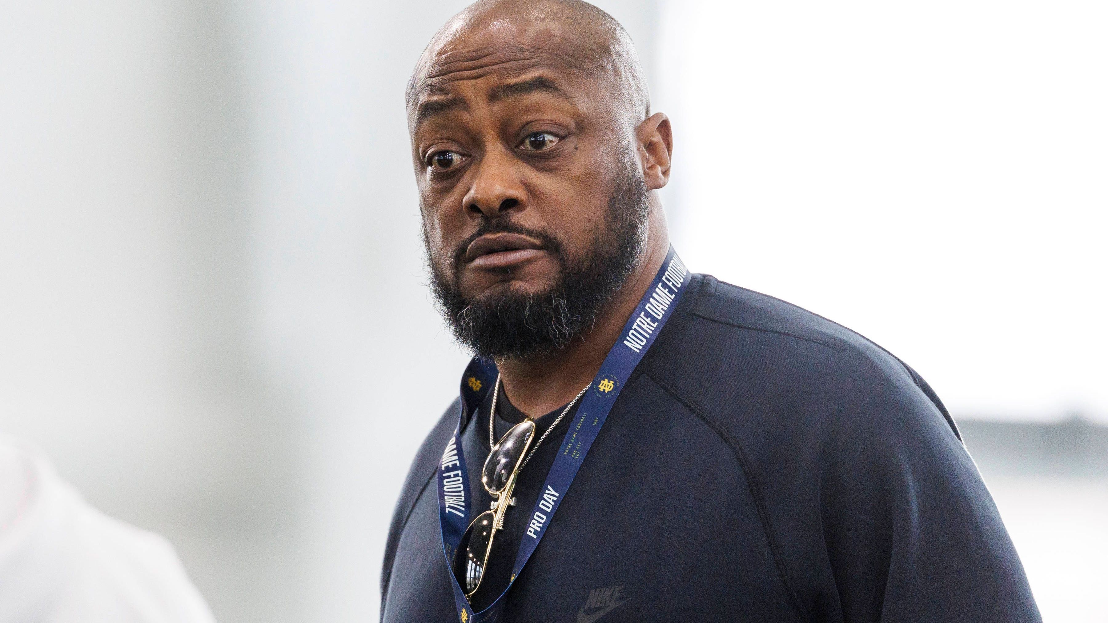 <strong>Mike Tomlin (Pittsburgh Steelers)</strong> <br>Die Steelers ohne Mike Tomlin? Das ist eigentlich unvorstellbar, seit 2007 ist der 53-Jährige Head Coach in der "Steel City" und gewann zweimal den Super Bowl. In den letzten Jahren treten die Steelers aber auf der Stelle, ein Nachfolger für Franchise-Quarterback Ben Roehtlisberger wurde nicht gefunden. Sollte nicht noch ein starker Signal Caller nach Pittsburgh kommen, droht eine enttäuschende Saison – die auch Tomlin zum Verhängnis werden könnte.