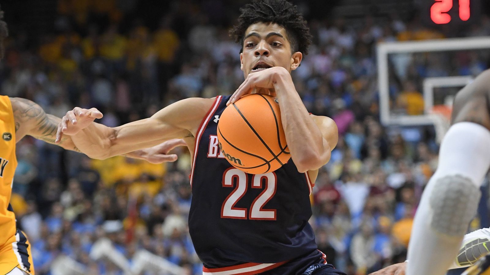 
                <strong>29. Pick: DENVER NUGGETS Ben Sheppard (Forward, Belmont, 16. Juli 2001)</strong><br>
                Stats 22/23: 18,8 Punkte, 5,2 Rebounds, 2,9 Assists, Quoten: 48/42/68 (32 Spiele)Der NBA-Champion ertradete sich am Mittwoch zwei Picks von Atlanta und scheint gewillt, seinen Kader auf diesem Weg tiefer und jünger zu machen. Hier ist also nicht der Bedarf für ein Projekt gegeben, sondern für einen Spieler, der sofort helfen kann – so jemand kann Sheppard sein. Der Swingman bringt eine gute Spielintelligenz mit, schaffte es am College in ein All-Defensive Team und traf knapp 42 Prozent seiner Dreier.
              