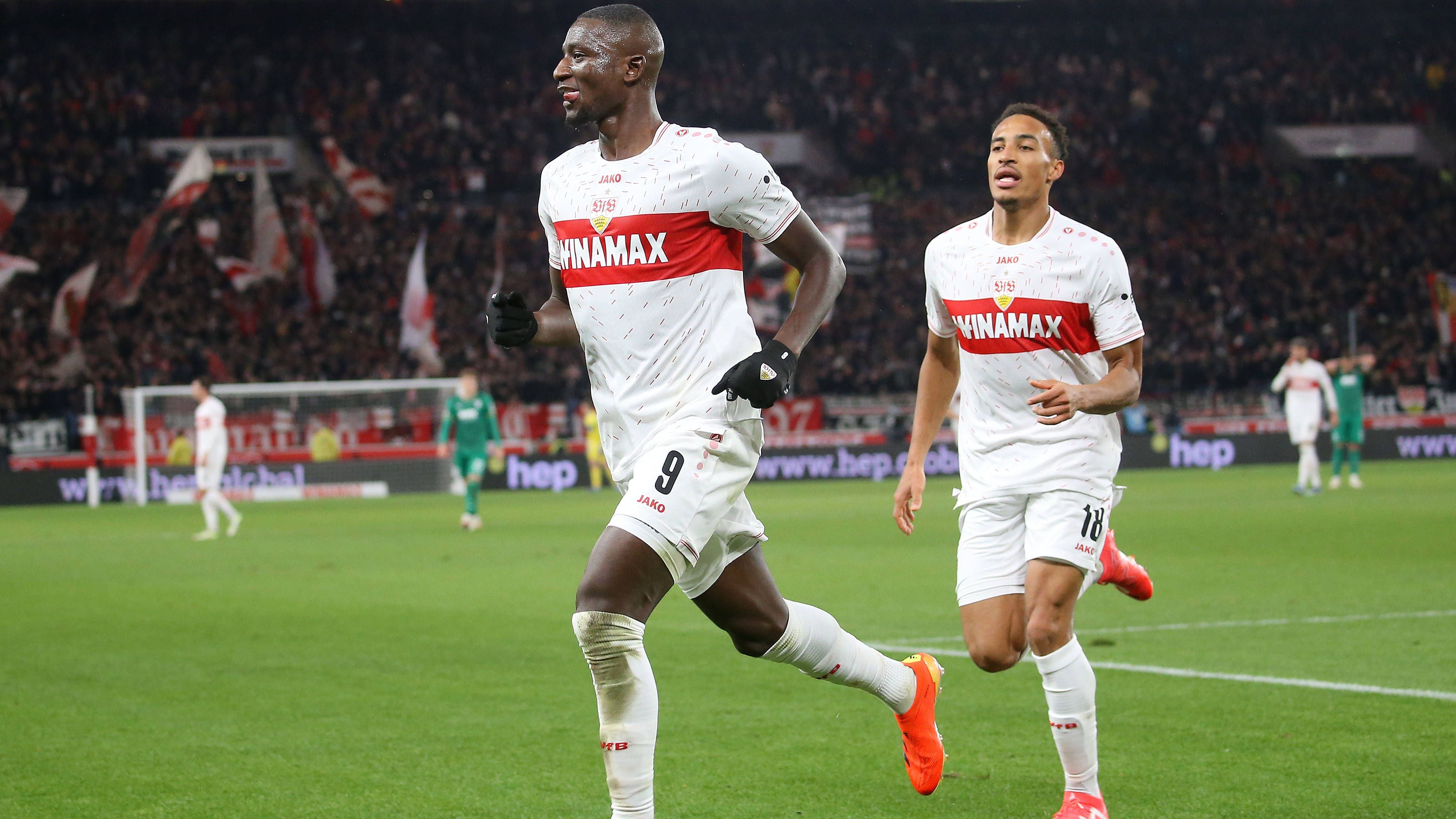 <strong>Angriff: Serhou Guirassy (VfB Stuttgart)</strong><br>Wie Trainer Sebastian Hoeneß im Fall von Serhou Guirassy einen teilweise verunsicherten Chancentod zu einem der begehrtesten Stürmer Europas gemacht hat, verdient höchste Anerkennung. Auch dem Protagonisten selbst natürlich, der in nur 14 Spielen überragende 17 Tore erzielte. Er ist das Gesicht des Stuttgarter Aufschwungs.