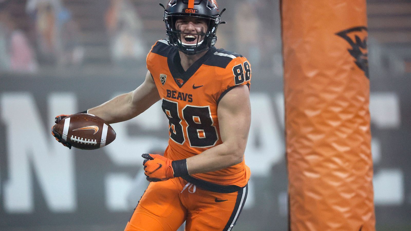 
                <strong>Luke Musgrave (Tight End, Oregon State)</strong><br>
                Wie fit ist Luke Musgrave? Das ist die große Frage beim Combine-Auftritt des hoch gehandelten Tight Ends. In der vergangenen College-Saison startete er mit 169 Receiving Yards und einem Touchdown in den ersten beiden Spielen vielversprechend, ehe ihn eine Knieverletzung für die komplette restliche Spielzeit zum Zuschauen verdammte. Vor dem monatelangen Ausfall sorgte vor allem die schnelle und elegante Beinarbeit vor Catches für Aufsehen. Musgrave kämpft voraussichtlich mit Michael Mayer (Notre Dame) um die Position als Top-Tight-End des Drafts. Beim NFL Scouting Combine sind beide am Samstag gefordert.
              