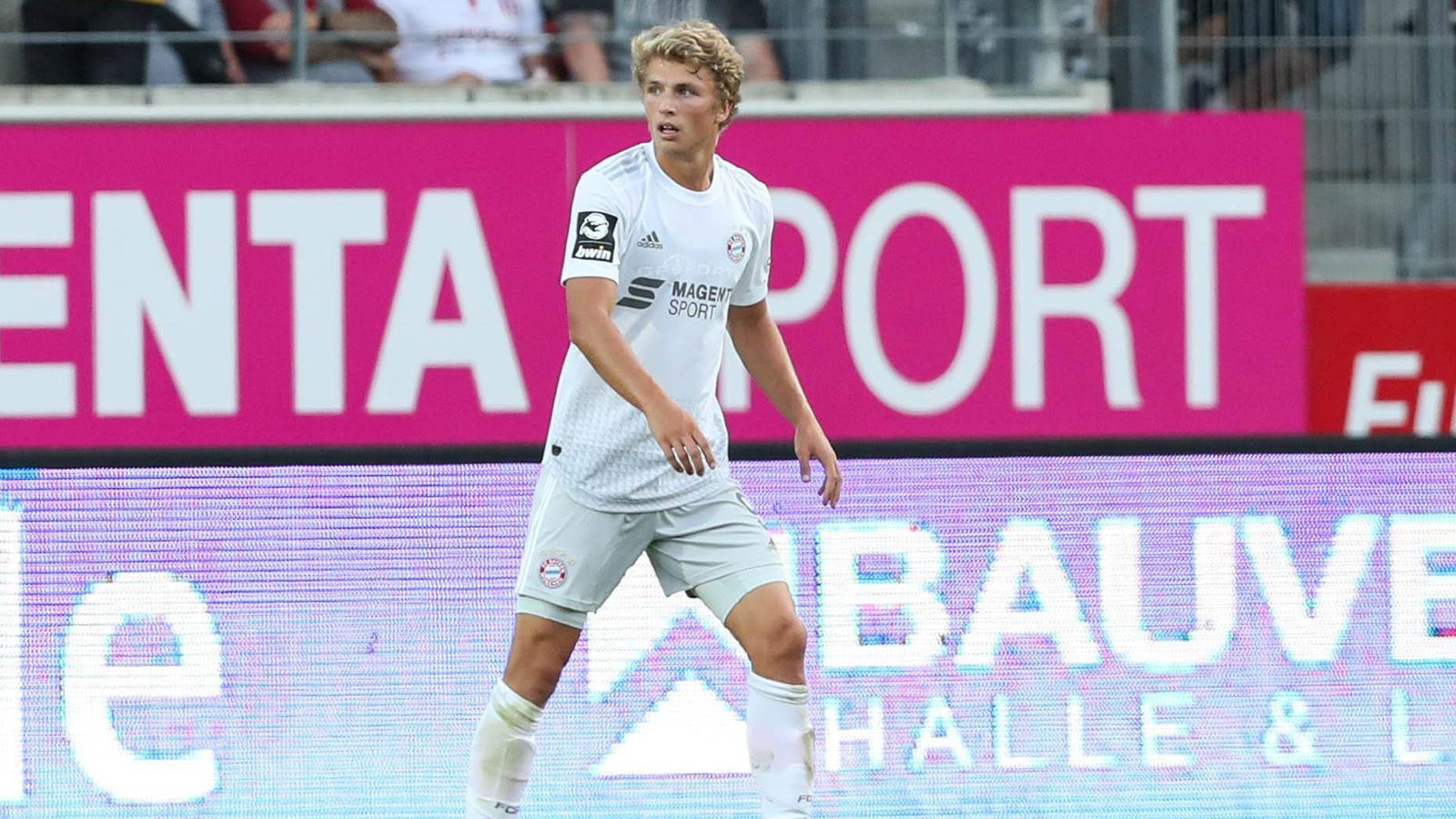 
                <strong>Jann-Fiete Arp (19/Angriff)</strong><br>
                Jann-Fiete Arp kam mit viel Vorschusslorbeeren vom Hamburger SV zum FC Bayern. Bislang kann der 19-Jährige die Erwartungen nicht erfüllen. Krankheit und Verletzungen verhinderten, dass sich der Stürmer für die erste Mannschaft empfehlen konnte. In der dritten Liga bestritt er erst eine Partie.
              