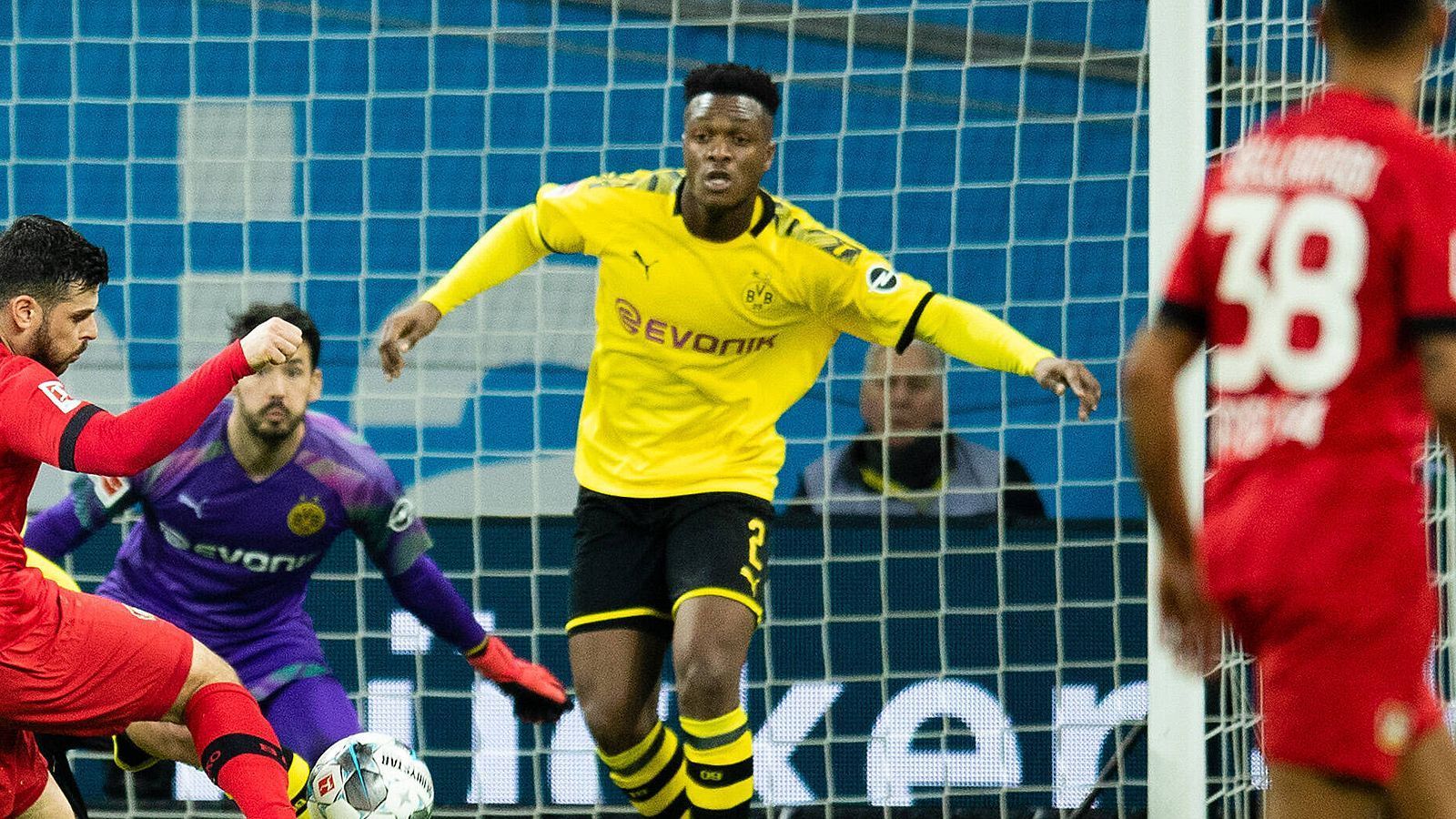 
                <strong>Dan-Axel Zagadou</strong><br>
                Neben Hummels ebenfalls mit großen Unsicherheiten in der Defensive, wodurch gleich zwei Leverkusener Tore entstehen. Beim zweiten Gegentreffer fälscht er unglücklich und unhaltbar für Bürki ab. Auch in der Spieleröffnung ohne Höhepunkte. Je länger das Spiel dauert, defensiv immer unsouveräner. ran-Note: 5
              