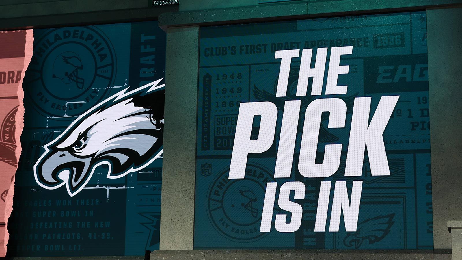
                <strong>Philly mit Sieger-DNA</strong><br>
                Die Verpflichtung von Spielern der Georgia Bulldogs durch die Philadelphia Eagles entwickelte sich spätestens mit der Auswahl von Cornerback Kelee Ringo in der vierten Runde zu einem Running Gag des Drafts. Eagles GM Howie Roseman hatte sich sowohl voriges als auch in diesem Jahr für insgesamt fünf Verteidiger der Übermannschaft aus den zwei abgelaufenen College-Saisons entschieden. Noch nie hatte ein Team in zwei Jahren mehr Verteidiger von einer Schule gedraftet. Da die Eagles 2021 außerdem DeVonta Smith und Landon Dickerson von den Alabama Crimson Tide auswählte, haben die Eagles in den vergangenen drei Jahren insgesamt sieben College-Champions gedraftet.
              