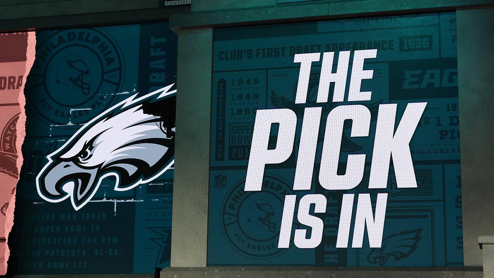 
                <strong>Philly mit Sieger-DNA</strong><br>
                Die Verpflichtung von Spielern der Georgia Bulldogs durch die Philadelphia Eagles entwickelte sich spätestens mit der Auswahl von Cornerback Kelee Ringo in der vierten Runde zu einem Running Gag des Drafts. Eagles GM Howie Roseman hatte sich sowohl voriges als auch in diesem Jahr für insgesamt fünf Verteidiger der Übermannschaft aus den zwei abgelaufenen College-Saisons entschieden. Noch nie hatte ein Team in zwei Jahren mehr Verteidiger von einer Schule gedraftet. Da die Eagles 2021 außerdem DeVonta Smith und Landon Dickerson von den Alabama Crimson Tide auswählte, haben die Eagles in den vergangenen drei Jahren insgesamt sieben College-Champions gedraftet.
              