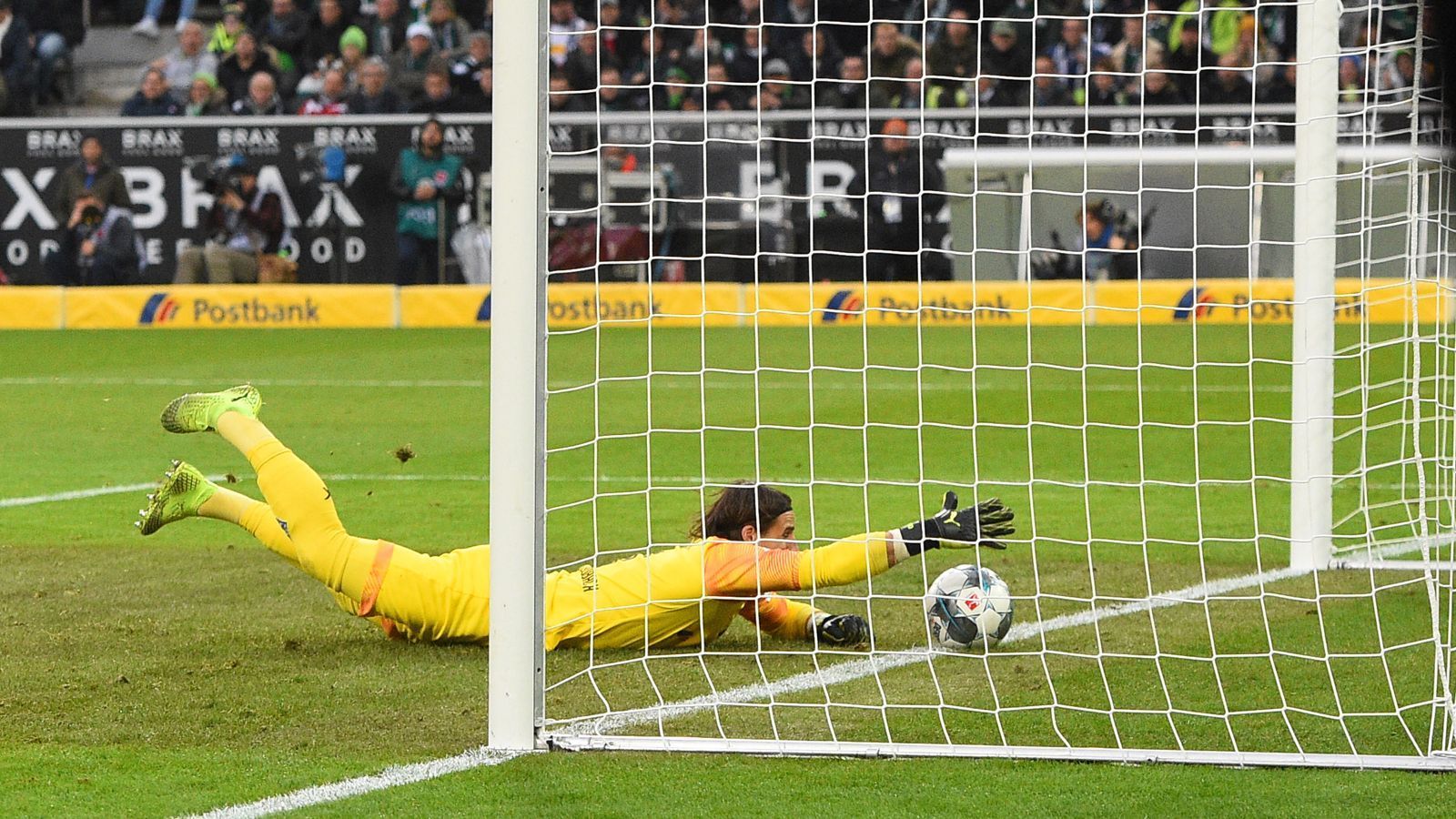 
                <strong>Yann Sommer (Borussia Mönchengladbach)</strong><br>
                Vor seinem Tor herrscht durchgehend viel Verkehr. Der Keeper bewahrt sein Team mit einer überragenden Parade gegen Müller vor dem Rückstand, später stoppt er Kimmichs Schuss nach einem Wackler gerade noch vor Überqueren der Linie. Nicht sein einziger Patzer: Beim Herausspielen unterlaufen Sommer ungewohnte Fehler, das 0:1 von Perisic ist absolut haltbar. In der zweiten Hälfte lässt er erst eine Flanke durch die Hände flutschen, später rettet er gemeinsam mit Zakaria vor Kimmich. ran-Note: 4
              