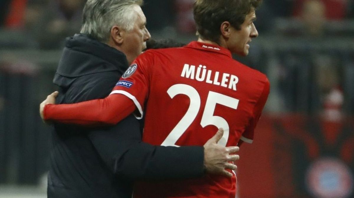 Carlo Ancelotti feiert mit Thomas Müller den Bayern-Sieg