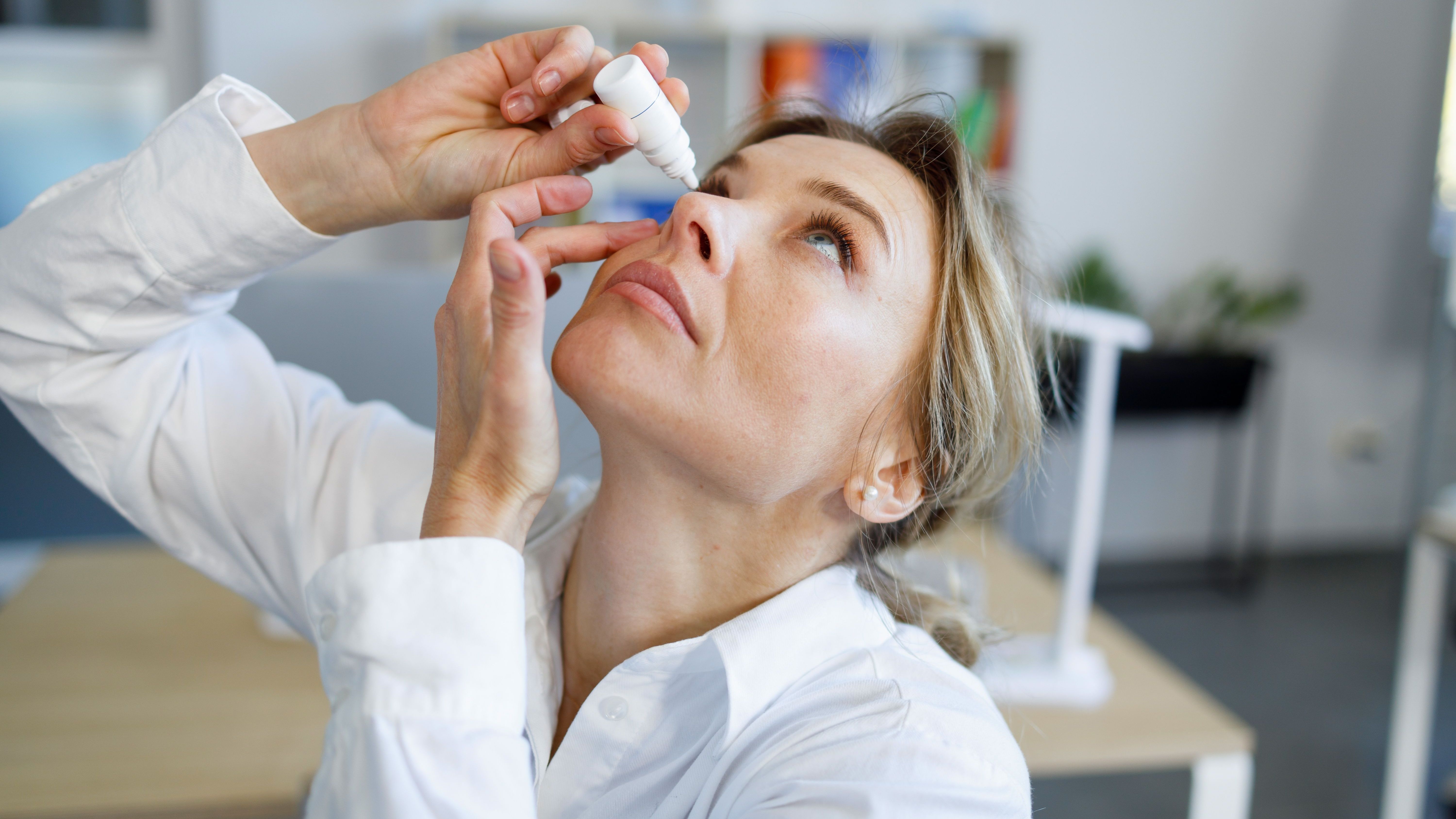 Für eine schnellere Heilung eines Gerstenkorns verschreibt ärztliches Fachpersonal in der Regel antiseptische oder antibiotikahaltige Salben und Augentropfen.