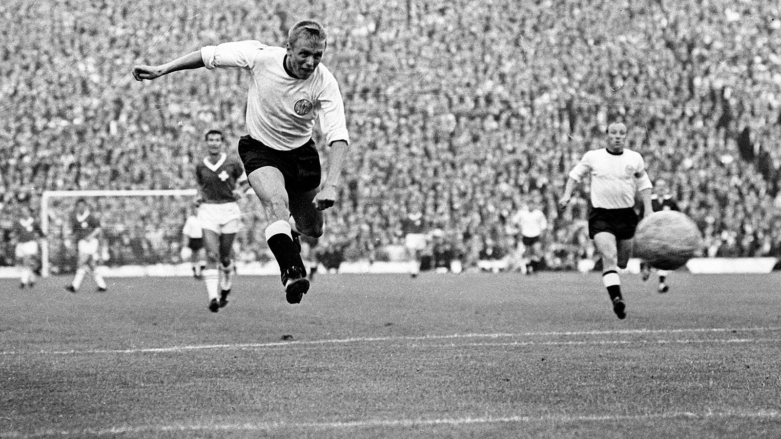 
                <strong>5. Uwe Seeler (Deutschland)</strong><br>
                &#x2022; WM-Einsätze: 21<br>&#x2022; WM-Tore: 9<br>
              