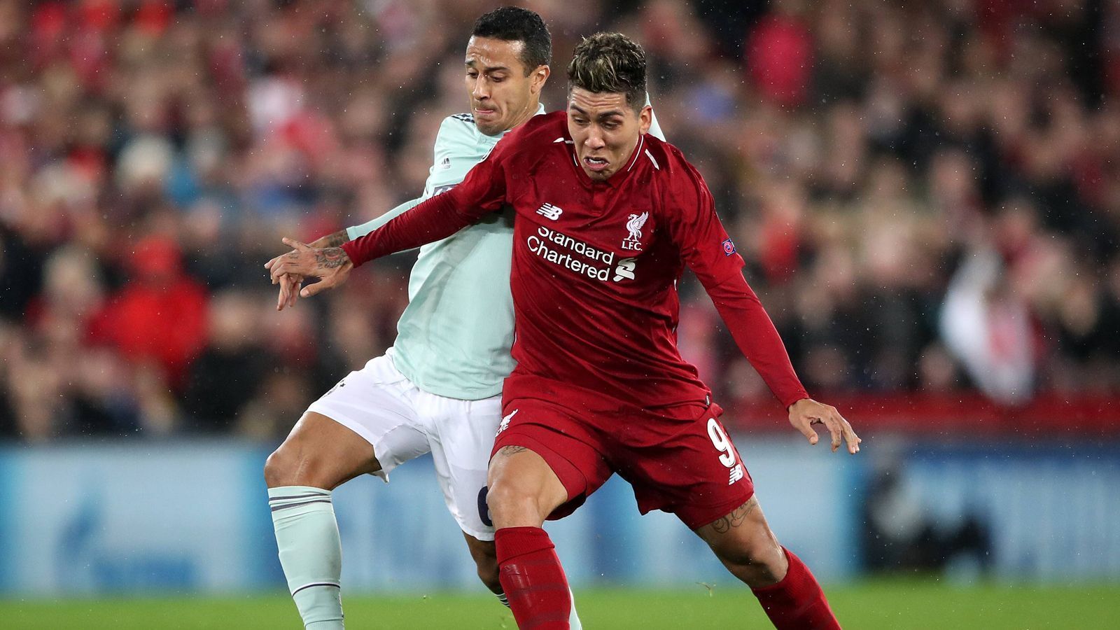 
                <strong>Roberto Firmino</strong><br>
                Holt sich die Bälle aus dem Mittelfeld und verteilt sie aus der Spitze heraus mit einer guten Übersicht. Schöne Kombination mit Salah, die in einer Chance für Matip endet (41.). Zeigt sich sonst sehr spielfreudig, hält die Bälle mit guter Technik, kommt als Mittelstürmer aber nicht entscheidend vor das gegnerische Tor. Muss in der 75. Minute für Origi auf die Bank. ran-Note: 3
              