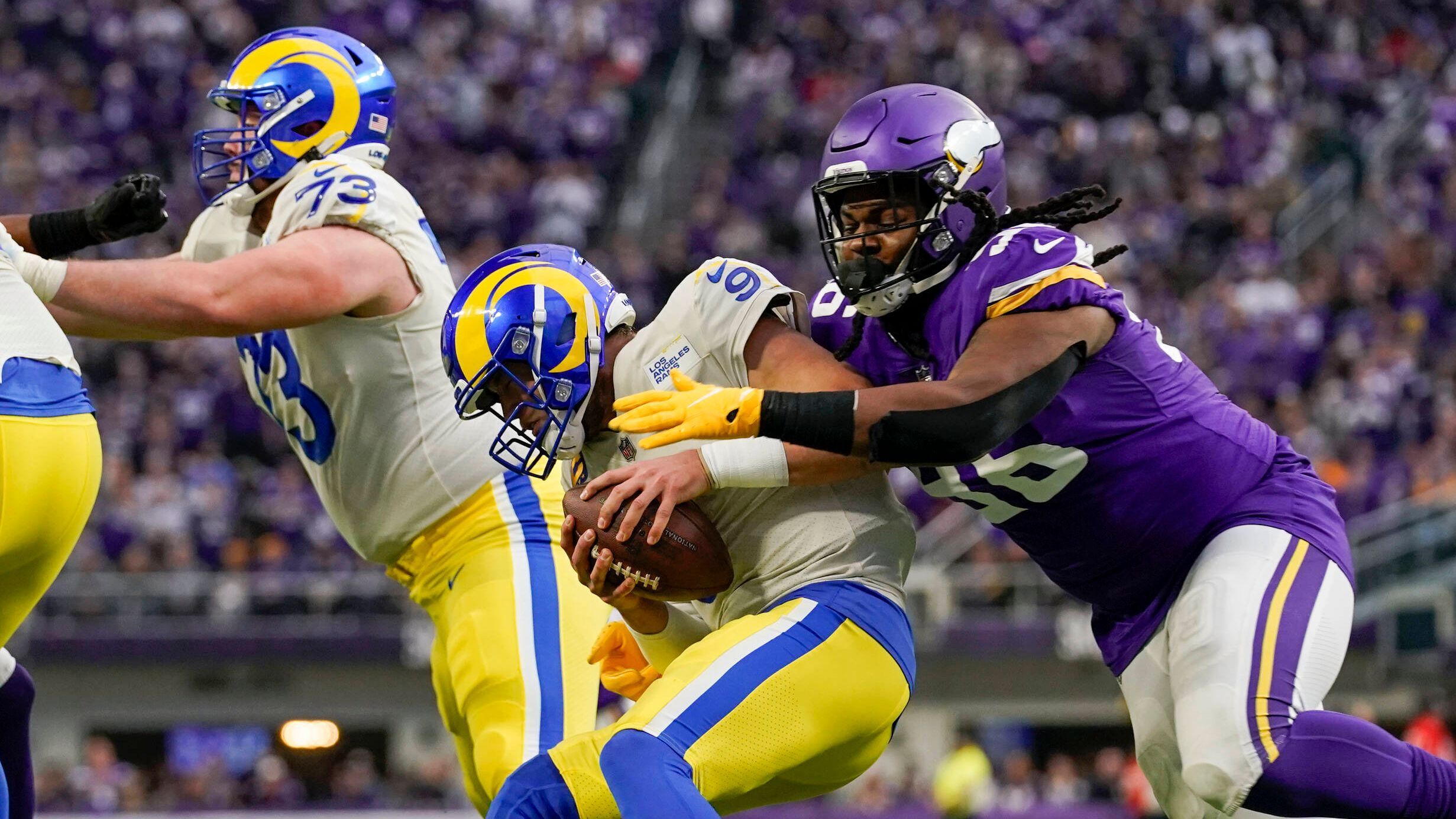 
                <strong>Verlierer: Matthew Stafford</strong><br>
                Die Fehleranfälligkeit von Quarterback Matthew Stafford bereitet den Los Angeles Rams weiterhin große Sorgen. Beim 30:23-Erfolg bei den Minnesota Vikings hielt der Playmaker den Gegner mit drei geworfenen Interceptions lange Zeit selbst in Schlagdistanz. Zwei von drei Saison-Spielen, in denen Stafford mehr als eine Interception warf, gingen verloren. In den Playoffs dürften derartige Patzer nicht verziehen werden.
              