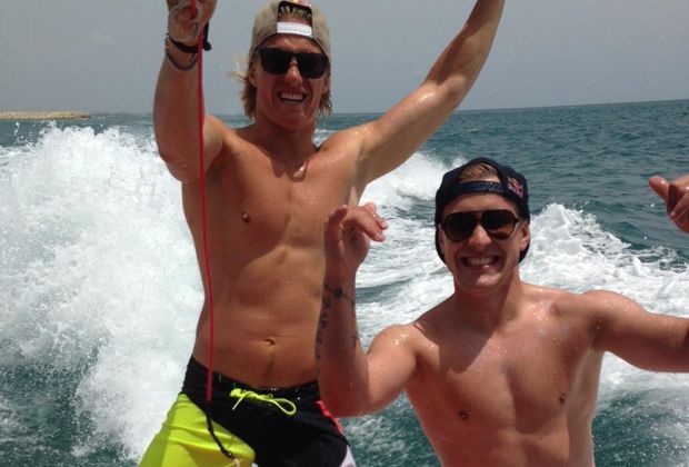 
                <strong>Lewis Holtby </strong><br>
                Zu seinen Urlaubsfotos schreibt er: "Viele Grüße aus der Türkei!! Hatte heute eine geile Session mit Wakeboard Pro Dominik Gührs auf dem Wasser! War der Hammer!!! Danke für die Lehrstunde!". 
              