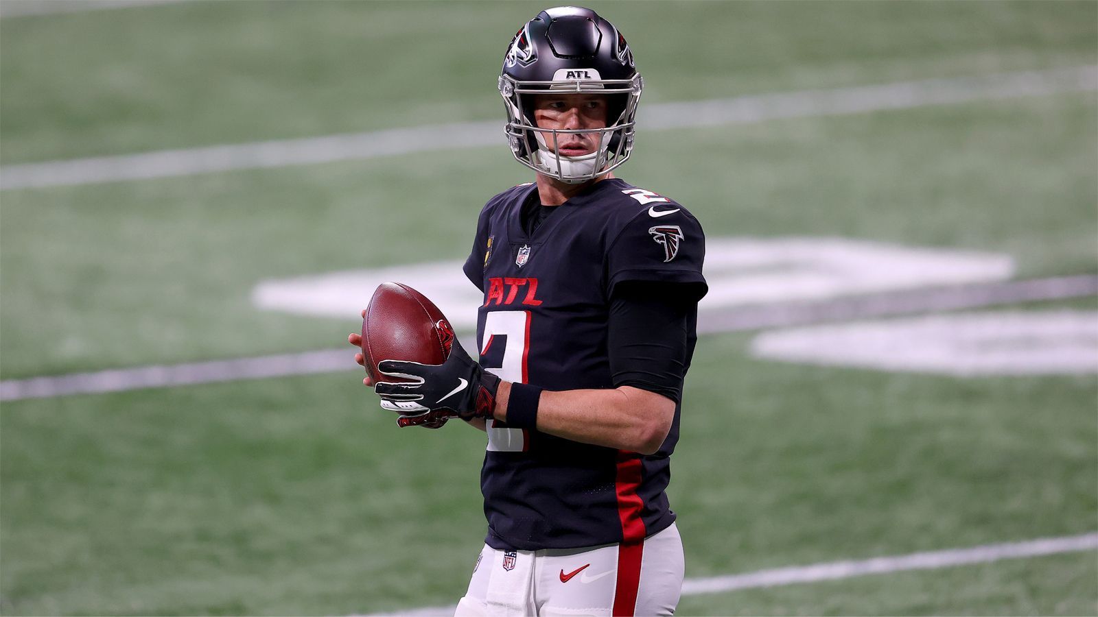 
                <strong>Frühe Zukunftsplanung: Backup für Matt Ryan</strong><br>
                Trevor Lawrence und Zach Wilson werden mit sehr hoher Wahrscheinlichkeit vom Draft-Board sein. Auf wen die Wahl der San Francisco 49ers fällt, ist noch offen. Klar ist aber: Auch an Position vier wird ein potenzieller Franchise-Quarterback verfügbar sein. Ob Mac Jones, Justin Fields oder Trey Lance - zwei bleiben definitiv übrig. Die Falcons würden so frühzeitig die Nachfolge des 35-jährigen Matt Ryan klären. Hinter dem MVP aus dem Jahr 2016 könnte der Rookie zudem in aller Ruhe seine ersten Schritte in der NFL angehen.
              