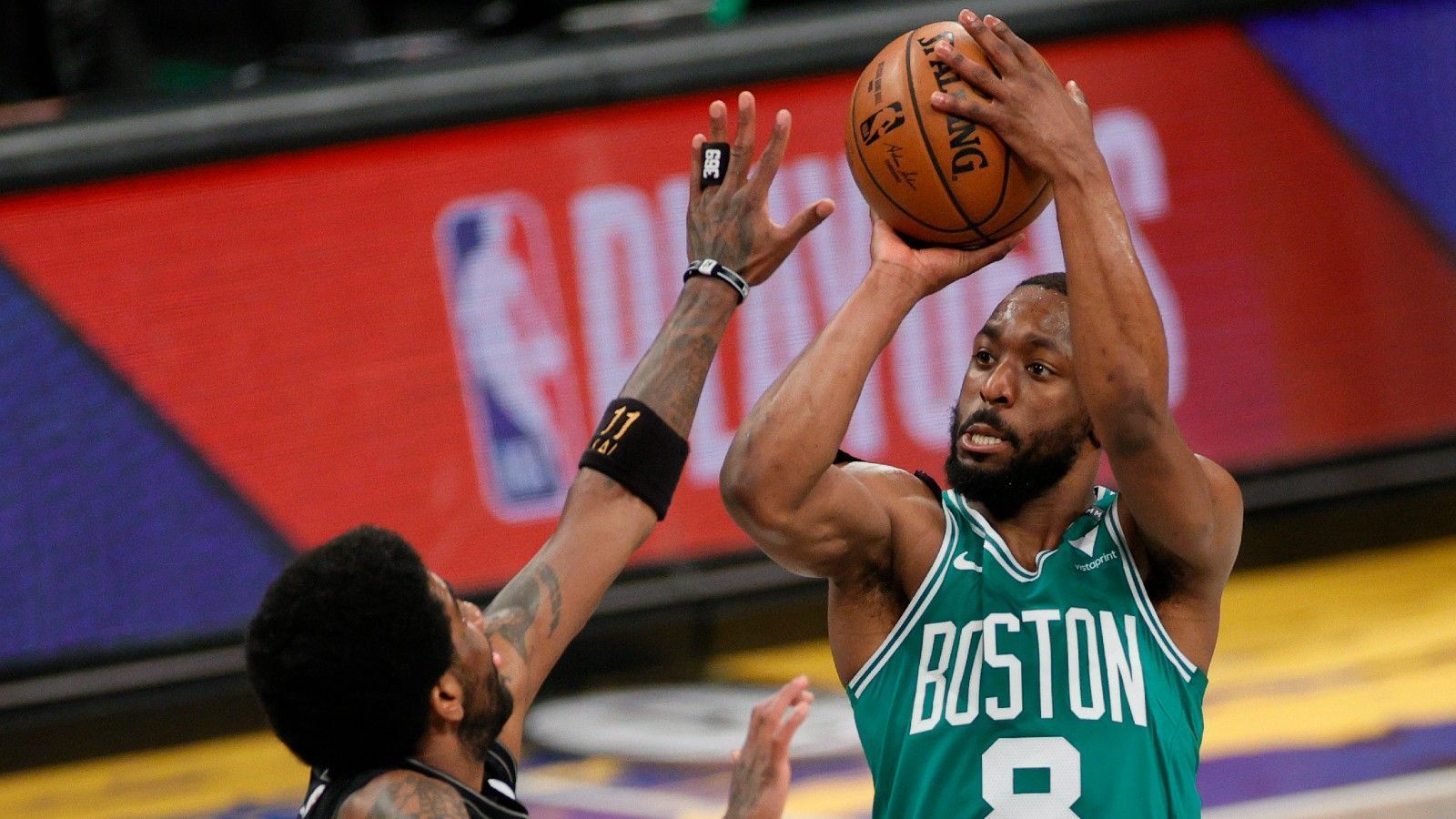 
                <strong>Kemba Walker</strong><br>
                Nächster Hammer in der Free Agency der NBA: Kemba Walker und die Oklahoma City Thunder, zu denen er erst kürzlich von den Boston Celtics getradet wurde, haben sich nach übereinstimmenden US-Medienberichten auf einen Buyout geeinigt. Demnach soll der Point Guard im Anschluss bei den New York Knicks anheuern und damit in seine Geburtsstadt zurückkehren.
              