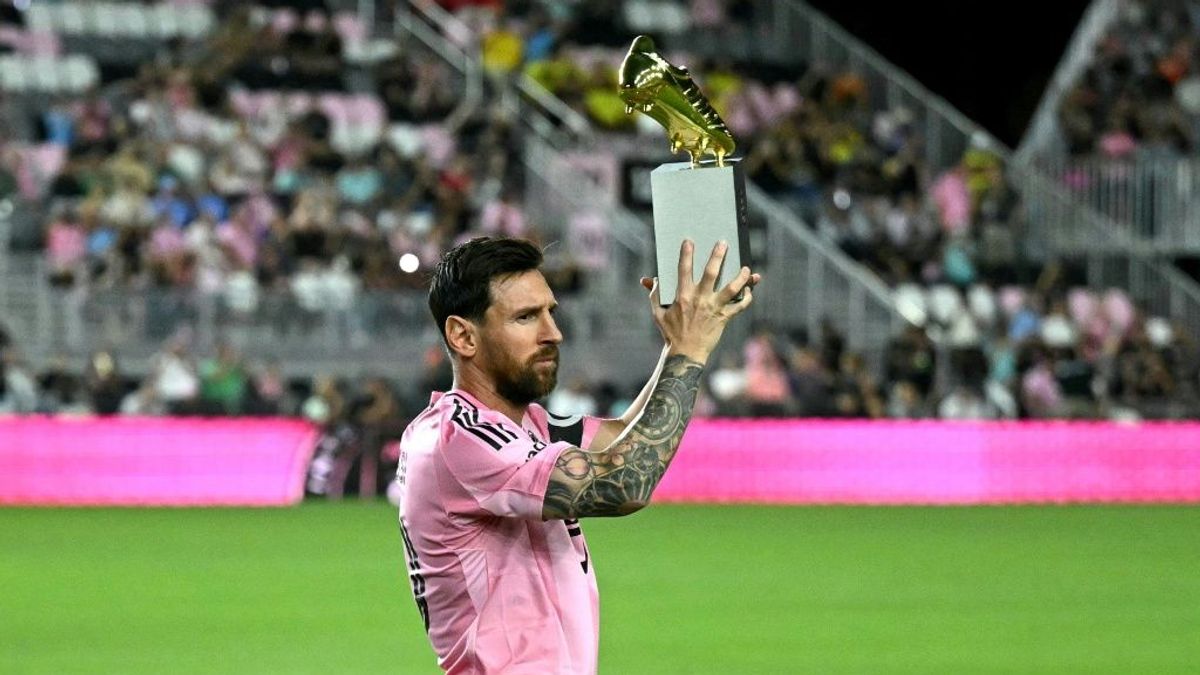 Lionel Messi posiert mit dem Goldenen Schuh der MLS
