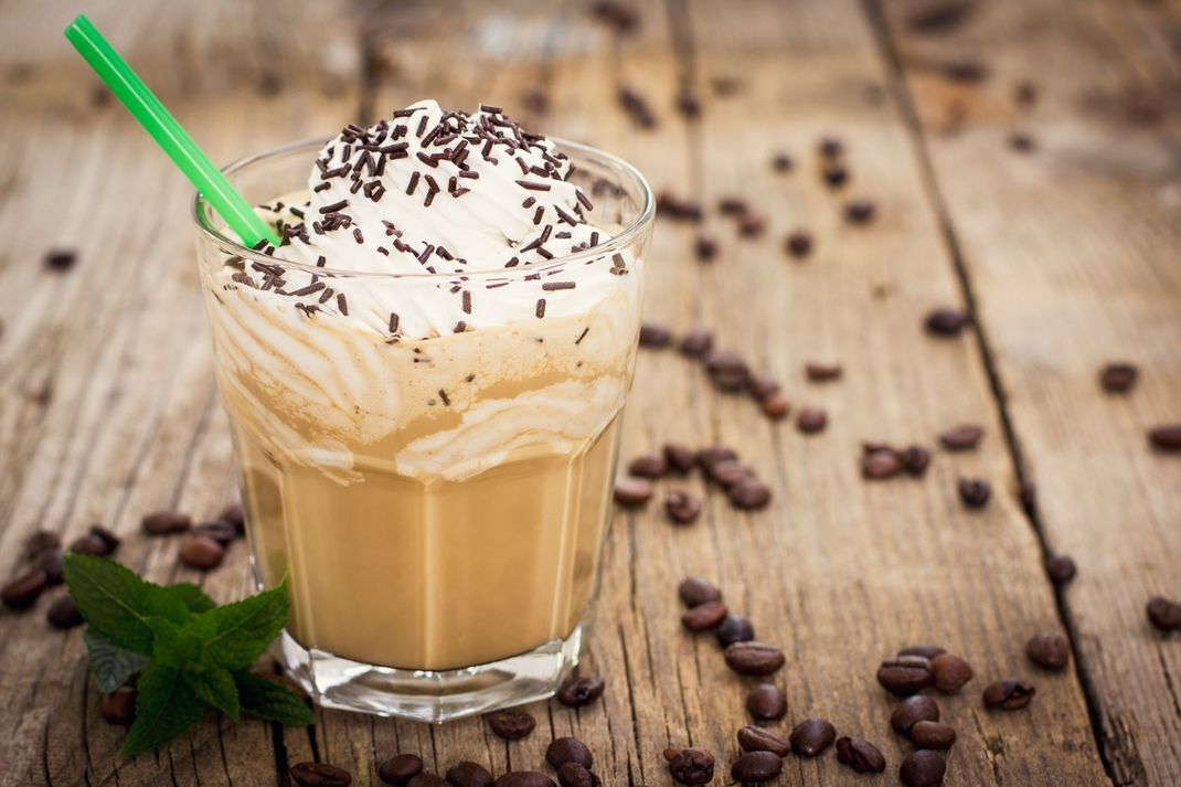 So können Silvester-Cocktails auch aussehen – mit Kaffee und Milch. Durch den Extra-Kick Koffein tanzen Sie garantiert bis in die Morgenstunden durch.
