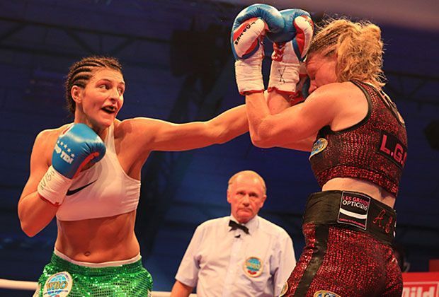 
                <strong>Christine Hammer vs. Anne Sophie Mathis (FRA)</strong><br>
                Im Kampf um den vakanten WBO-Weltmeistertitel im Jr. Mittelgewicht traf Christine Hammer auf die französische "Box-Legende" Anne Sophie Mathis. In der fünften Runde wurde Mathis wegen einem Schlag auf dem Hinterkopf disqualifiziert. 
              