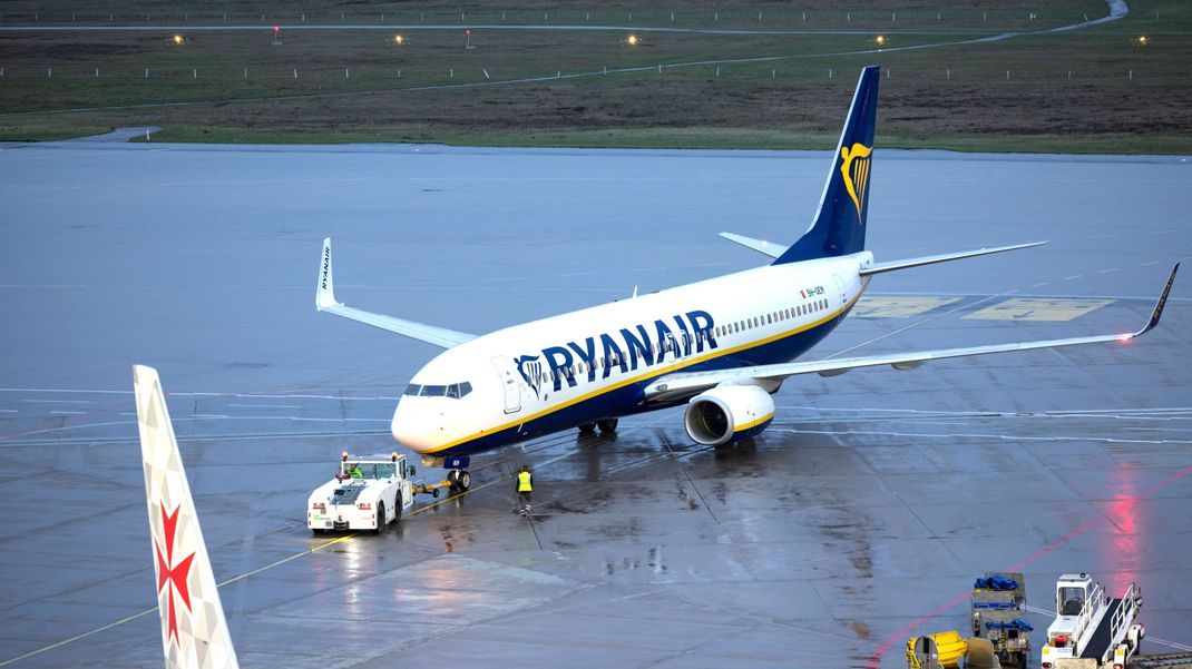 In einer Ryanair-Maschine ist ein Passagier kurz nach dem Start in Turin gestorben.