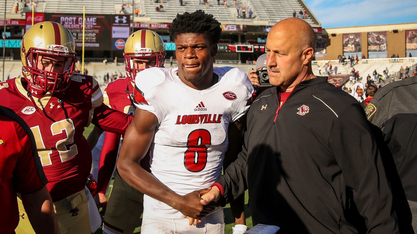 
                <strong>Lamar Jackson war der letzte große Cardinals-Star</strong><br>
                Lamar Jackson war am College für die Cardinals ein absoluter Star und einer der spektakulärsten Spieler der jüngeren College-Football-Geschichte. 2016 gewann er neben der Heisman Trophy für den besten College-Footballer des Landes auch noch unzählige andere Awards. Dennoch zweifelten bis zuletzt die NFL-Scouts daran, ob er durch seinen sehr mobilen Spielstil wirklich die Qualität zum NFL-Quarterback habe. 2018 wurde er an 32. Stelle von den Baltimore Ravens gedraftet und löste derweil Starting-Quarterback Joe Flacco ab. Dass das Programm auch andere NFL-Quarterbacks hervorbringen kann, hat unter anderem Teddy Bridgewater bewiesen, der ebenfalls ein Cardinal war.
              