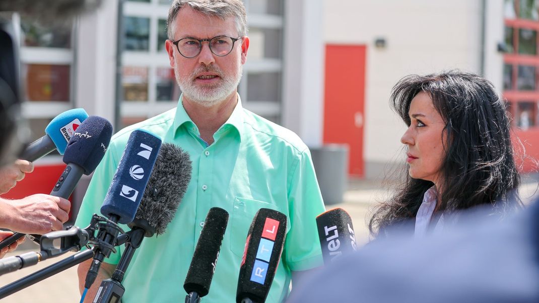 Bürgermeister Steffen Schmitz verkündet die Beendigung der Raubtier-Suche.